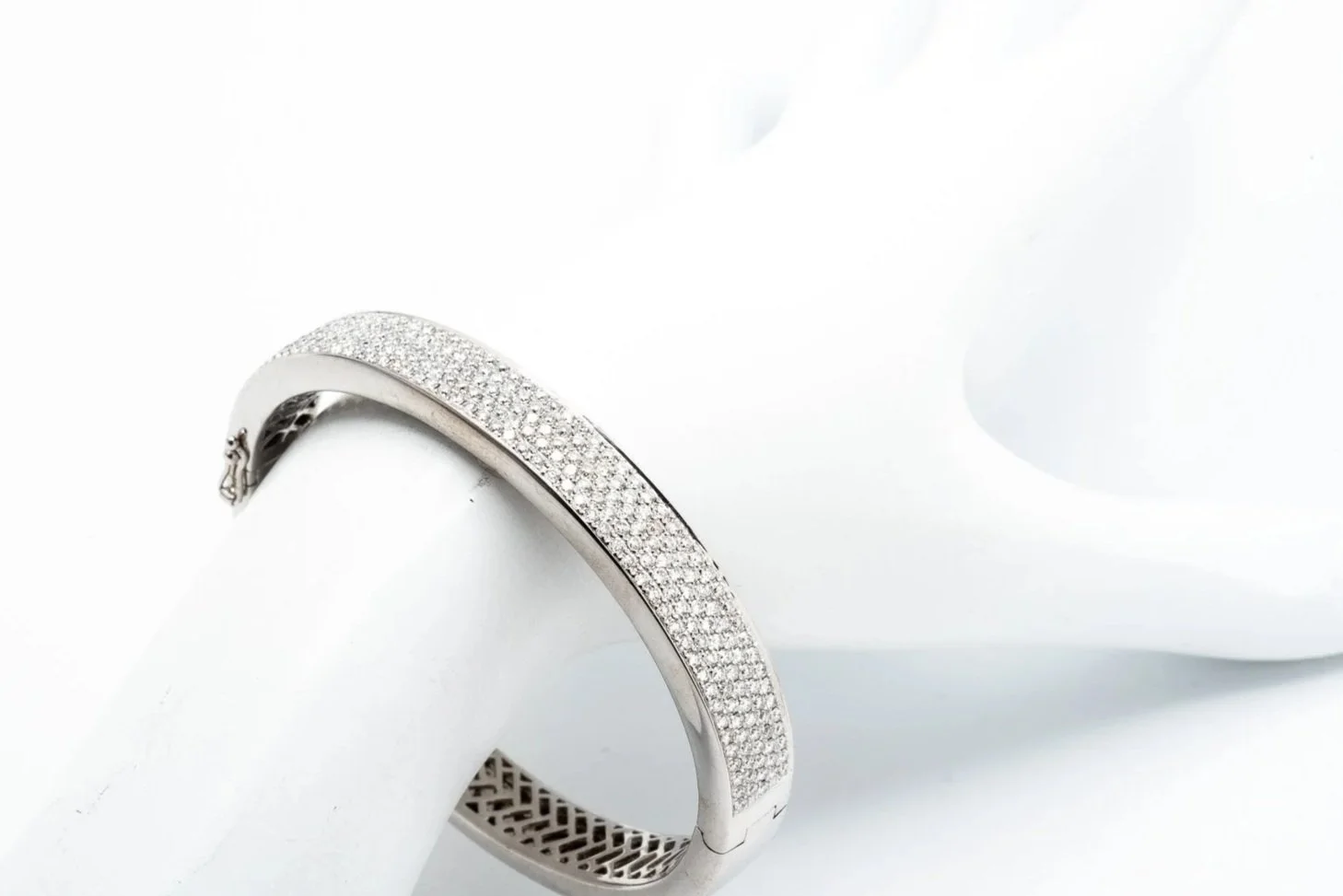 (W)White Gold Round Brilliant Cut Diamond Oval Bangle Bracelet