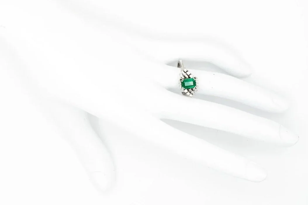 (H)White Gold Round Brilliant Cut Diamond Emerald Gemstone Ring