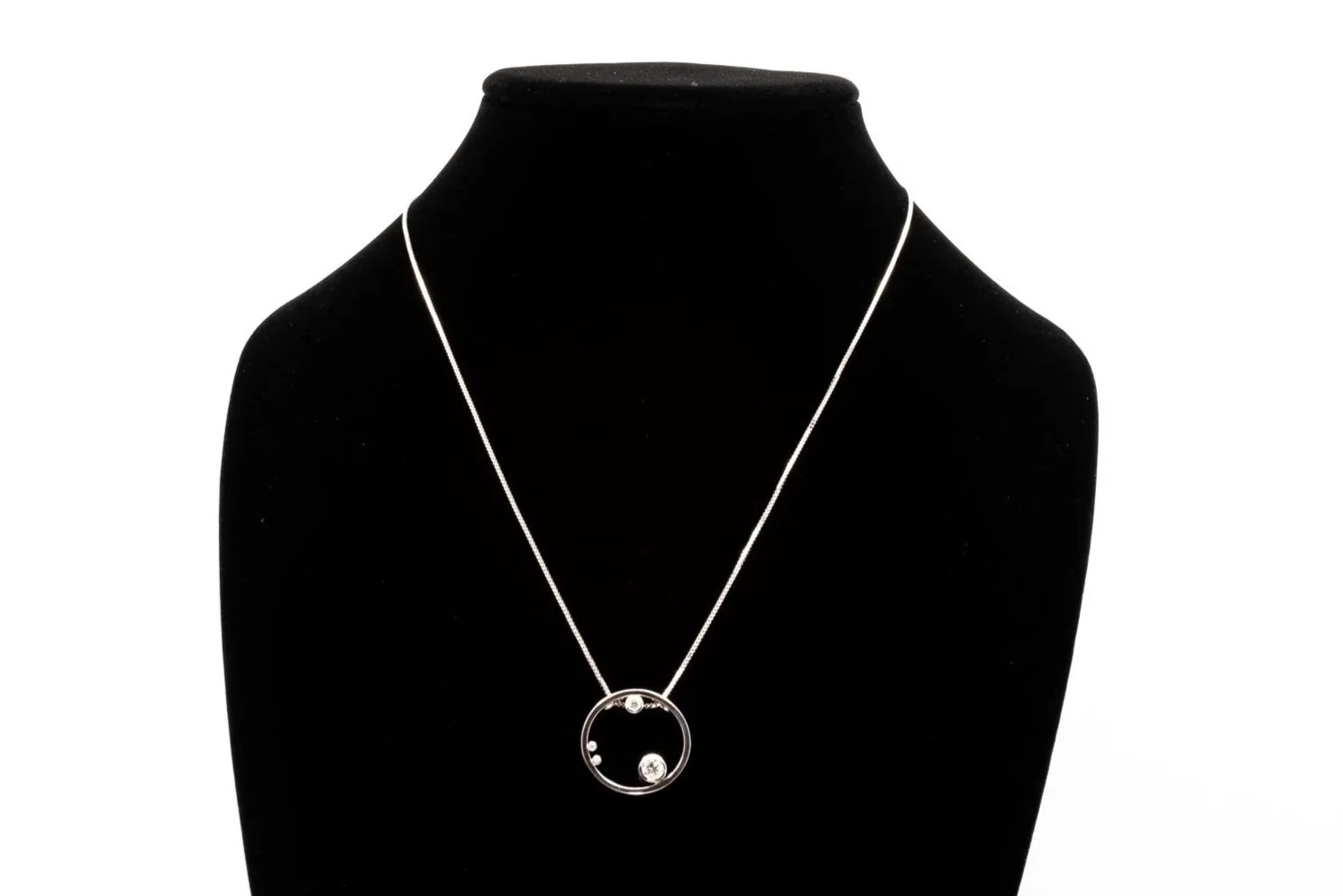 (F)White Gold Round Brilliant Cut Diamond Open Circle Slider Pendant