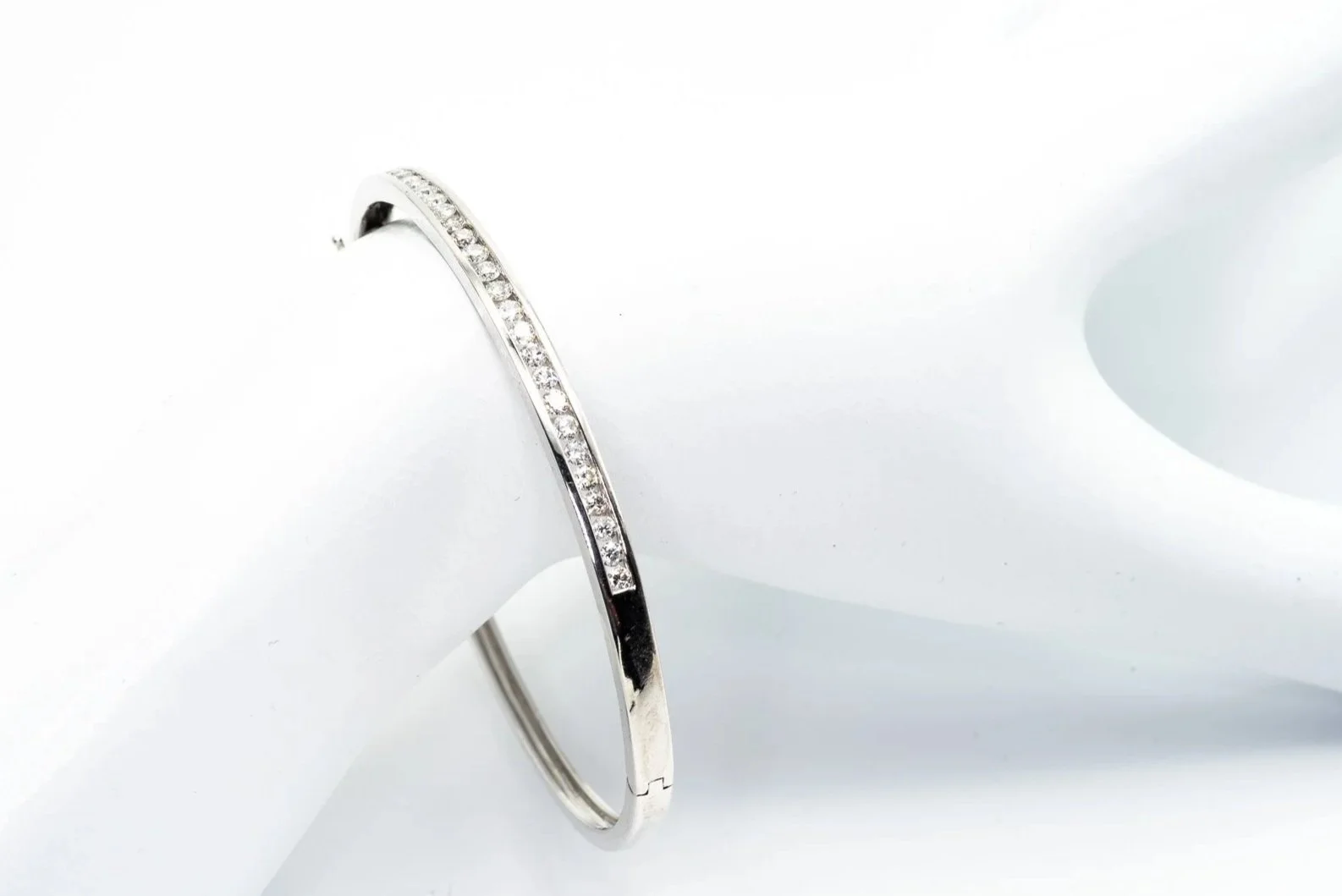 (W)White Gold Round Brilliant Cut Diamond Bangle