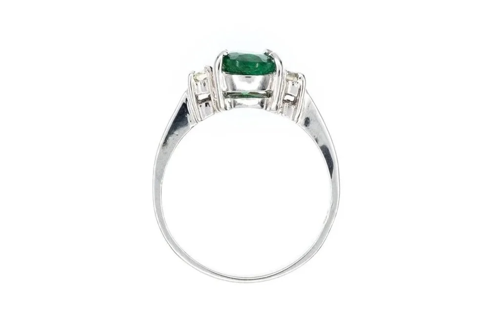 (F)White Gold Round Brilliant Cut Diamond Emerald Three Stone Gemstone Ring