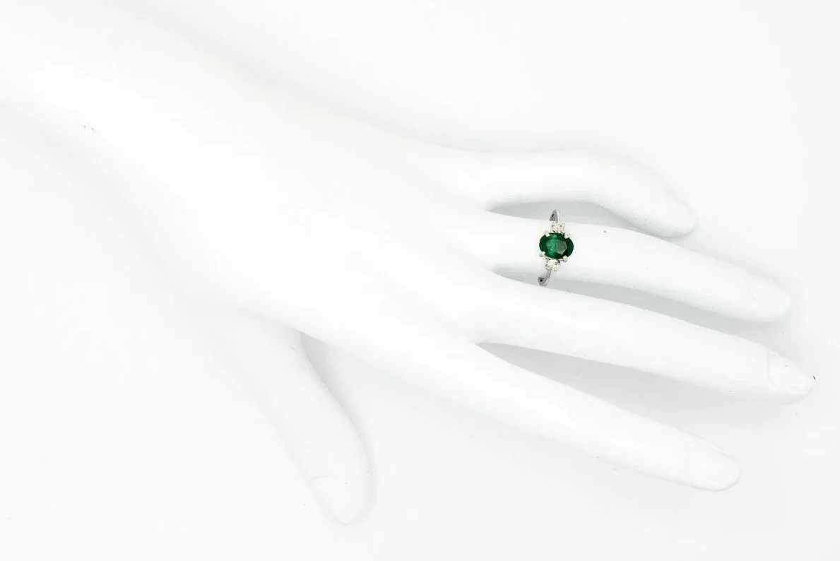 (H)White Gold Round Brilliant Cut Diamond Emerald Three Stone Gemstone Ring