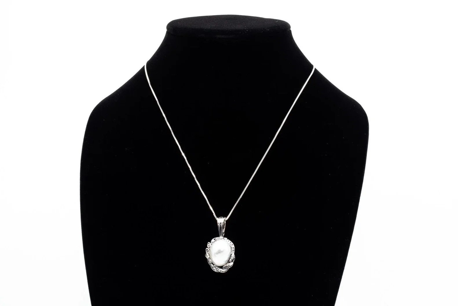 (F)White Gold Diamond South Sea Cultured Pearl Pendant