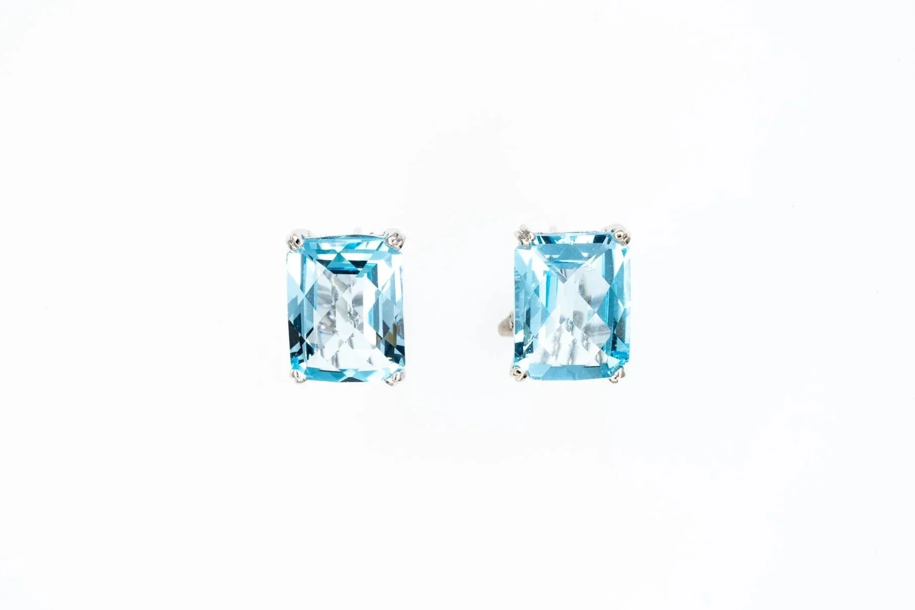 (T)White Gold Solitaire Blue Topaz Stud Earrings