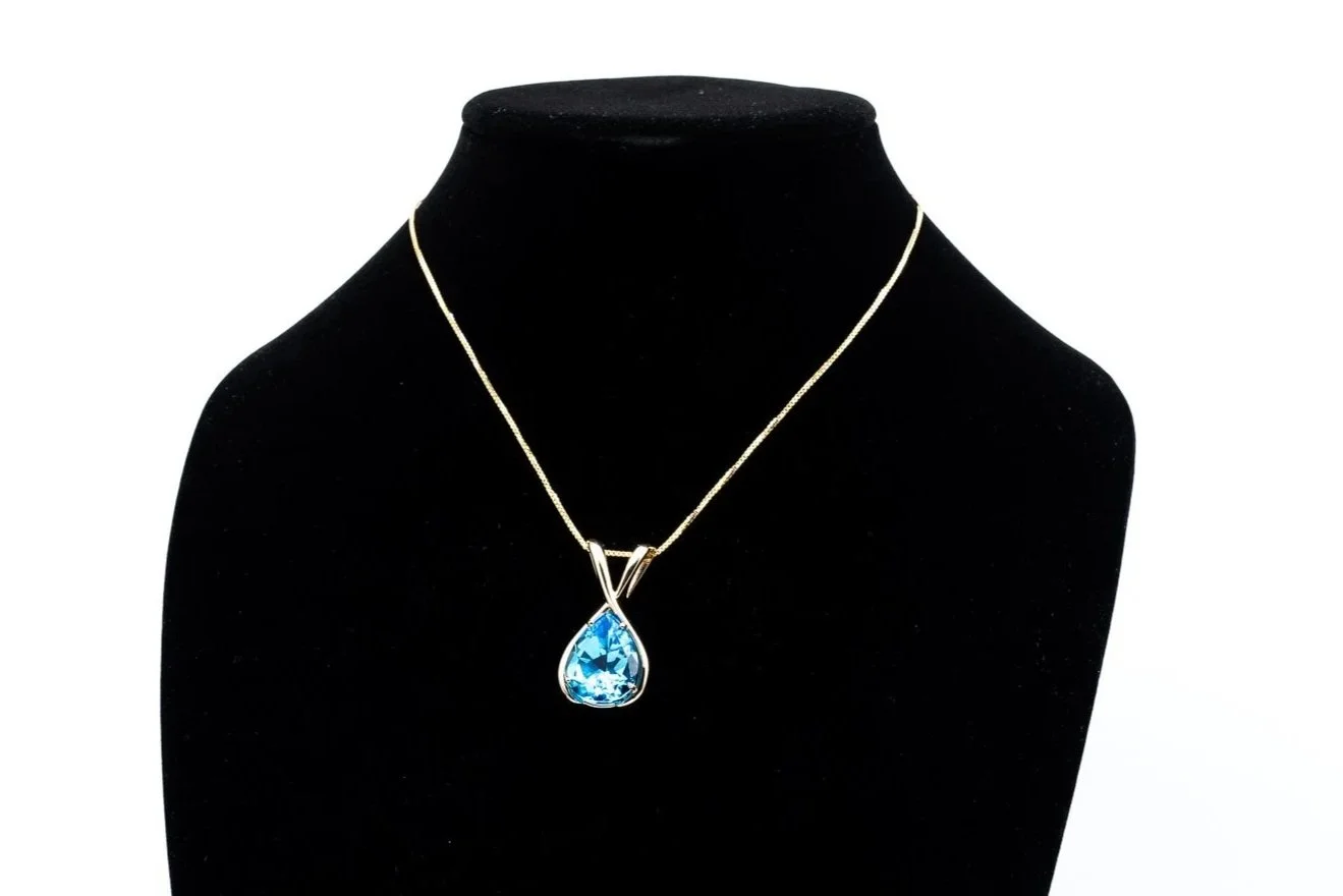 (F)Yellow Gold Solitaire Blue Topaz Drop Pendant