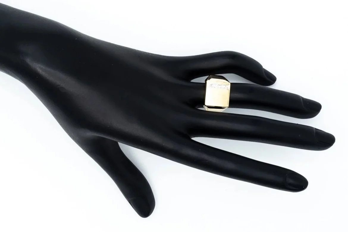 (H)Yellow Gold Round Brilliant Cut Diamond Signet Ring