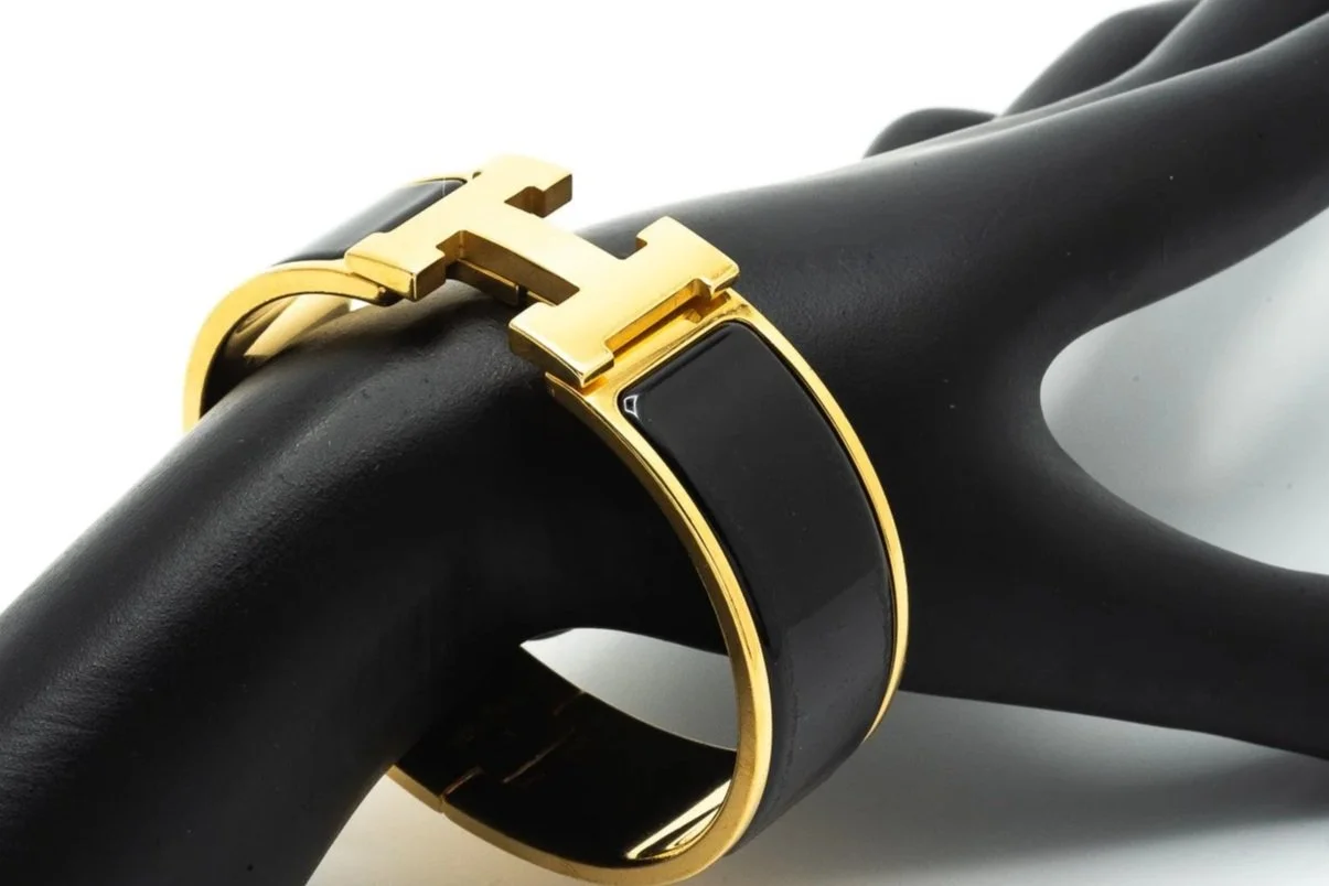 (W)Gold Toned Black Enamel Hermes Clic H Hinged Bracelet