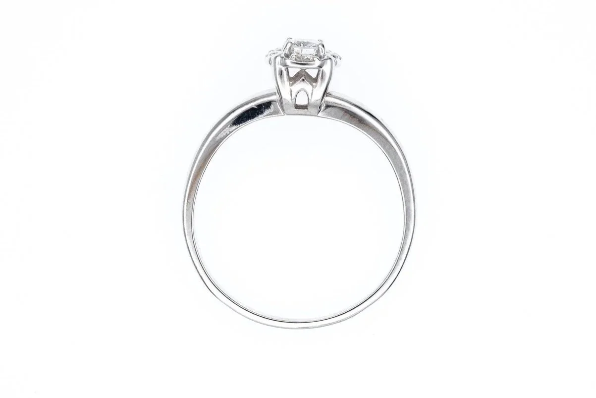 (F)White Gold Round Brilliant Cut Diamond Cluster Engagement Ring