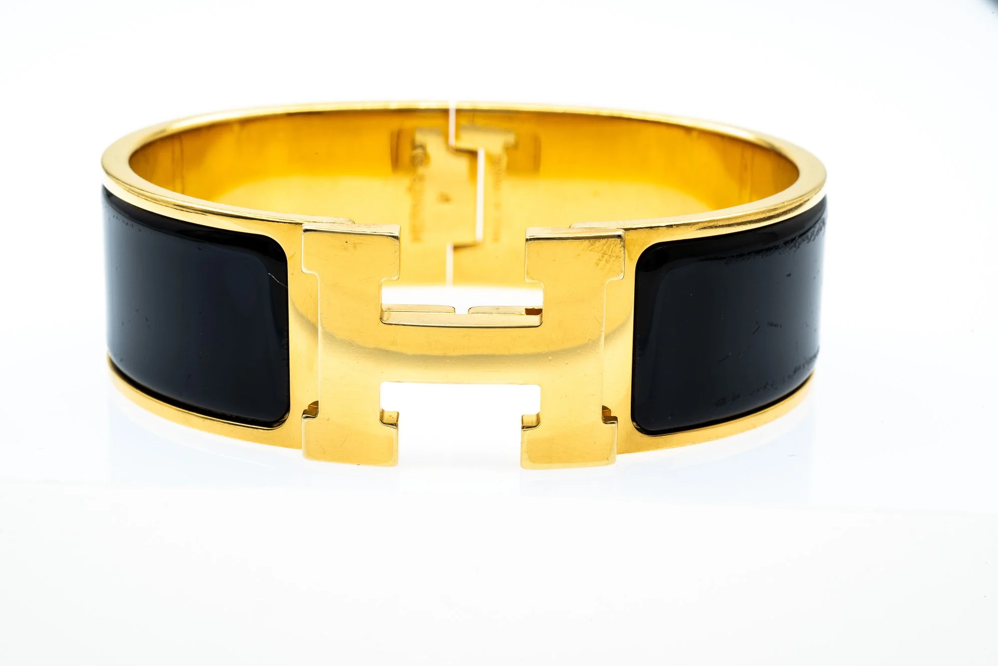 (F)Gold Toned Black Enamel Hermes Clic H Hinged Bracelet