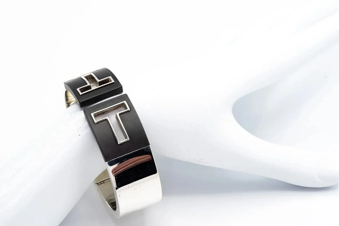 (W)Sterling Silver Black Ceramic Tiffany Hinged Bangle Bracelet