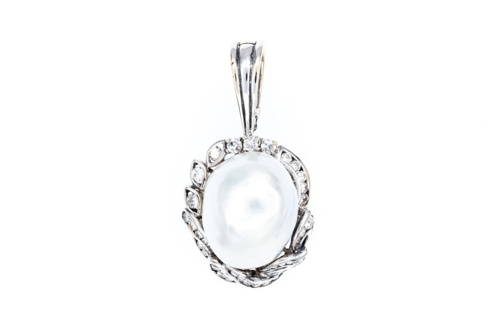 (T)White Gold Diamond South Sea Cultured Pearl Pendant
