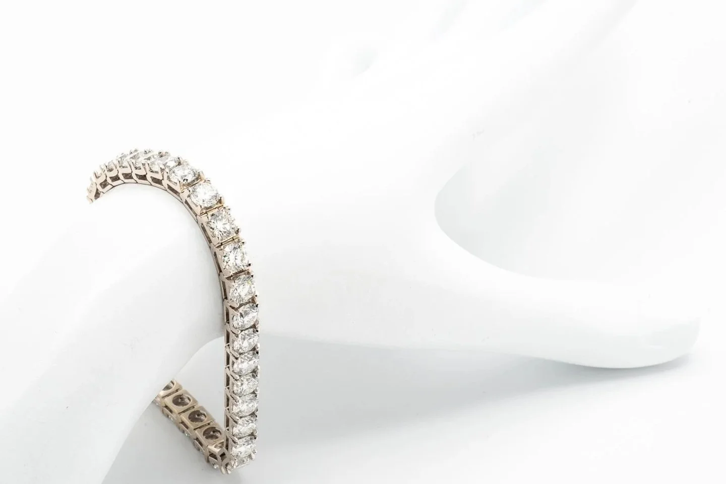(W)White Gold Round Brilliant Cut Diamond Tennis Bracelet