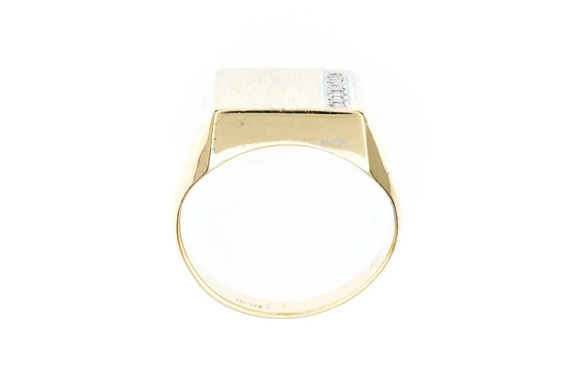 (F)Yellow Gold Round Brilliant Cut Diamond Signet Ring