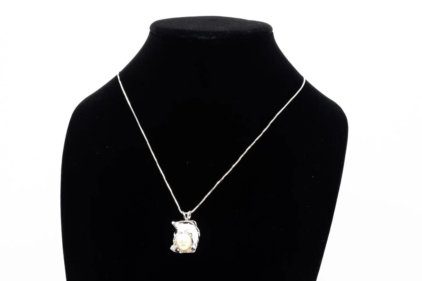 (F)White Gold Diamond South Sea Cultured Pearl Organic Carved Pendant