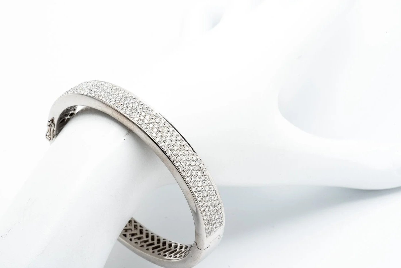 (W)White Gold Round Brilliant Cut Diamond Oval Bangle Bracelet