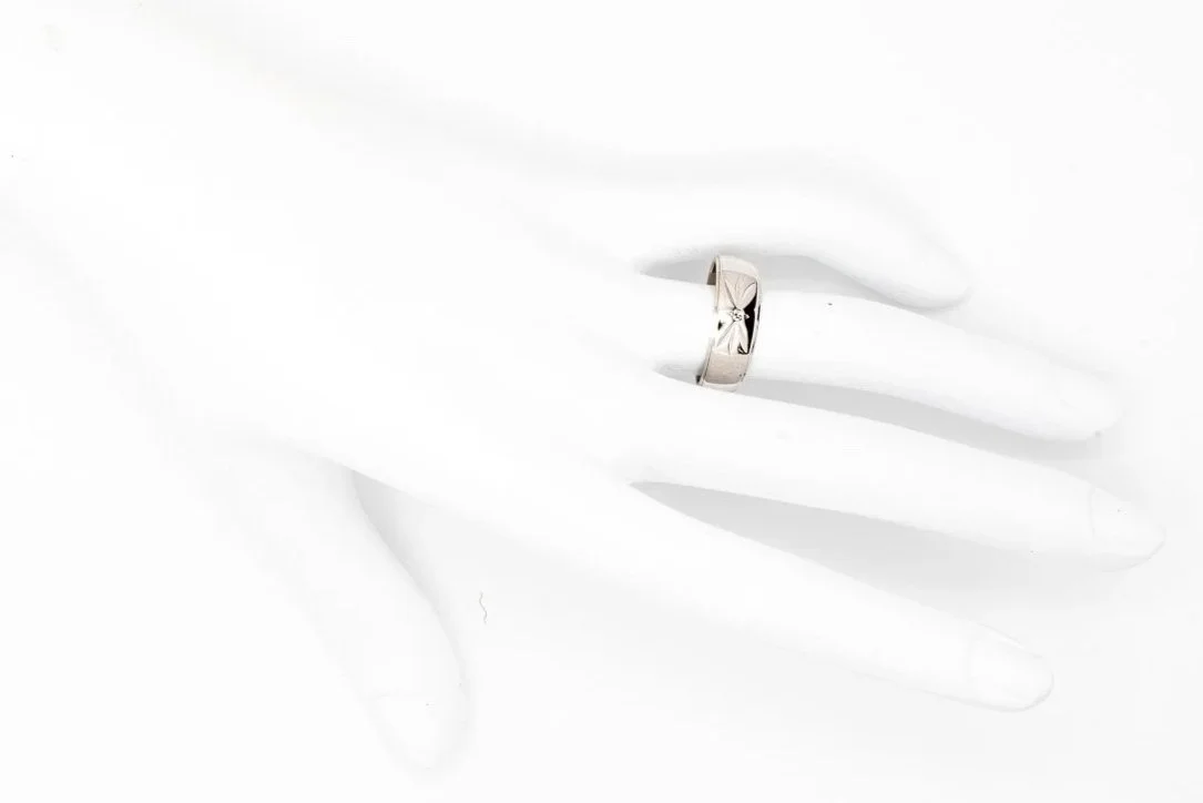 (H)White Gold Solitaire Single Cut Diamond Band
