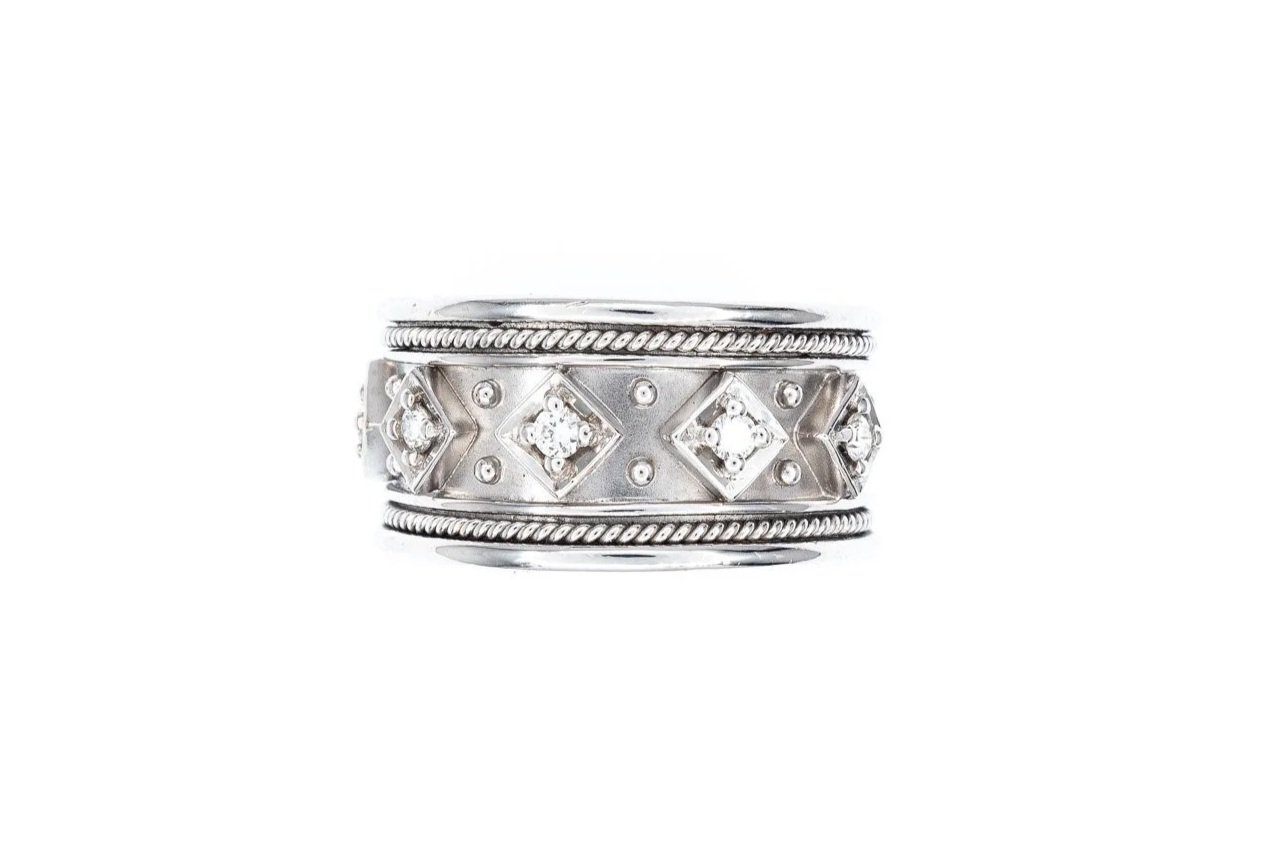 (T)White Gold Round Brilliant Cut Diamond Band
