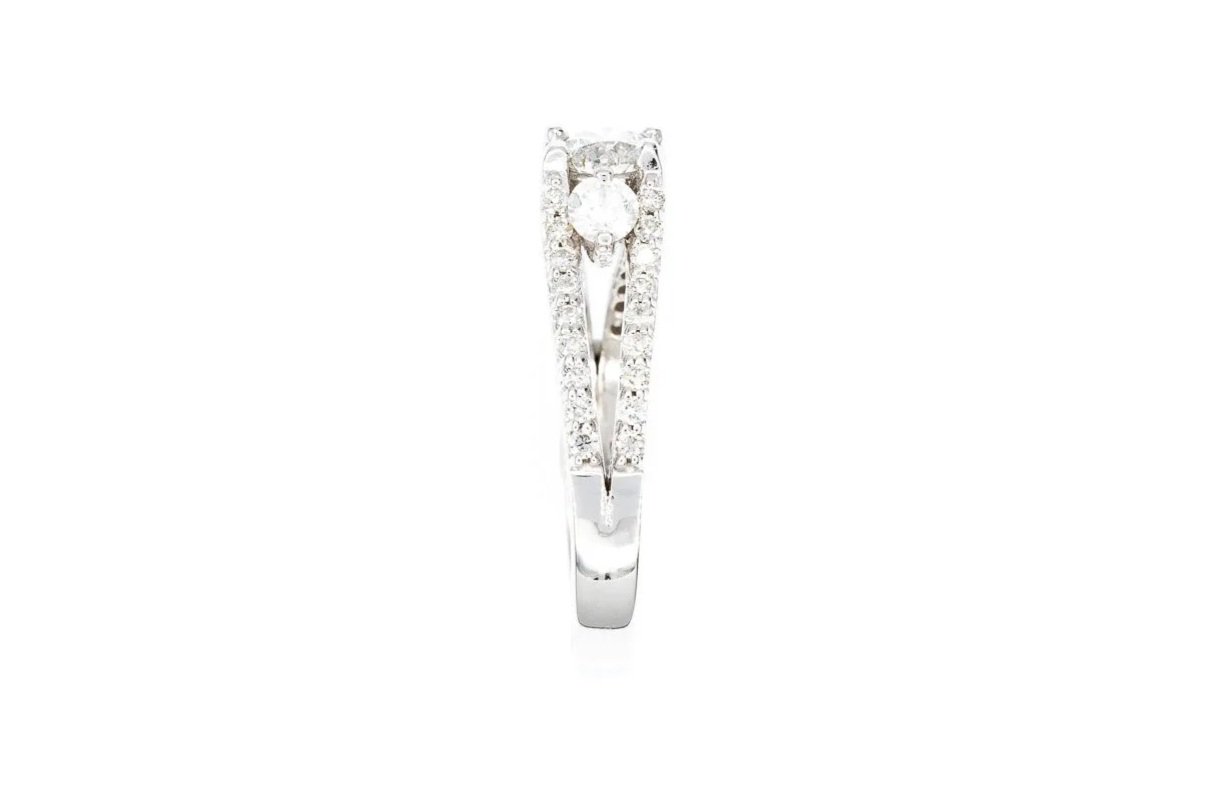 (S)White Gold Round Brilliant Cut Diamond Engagement Ring