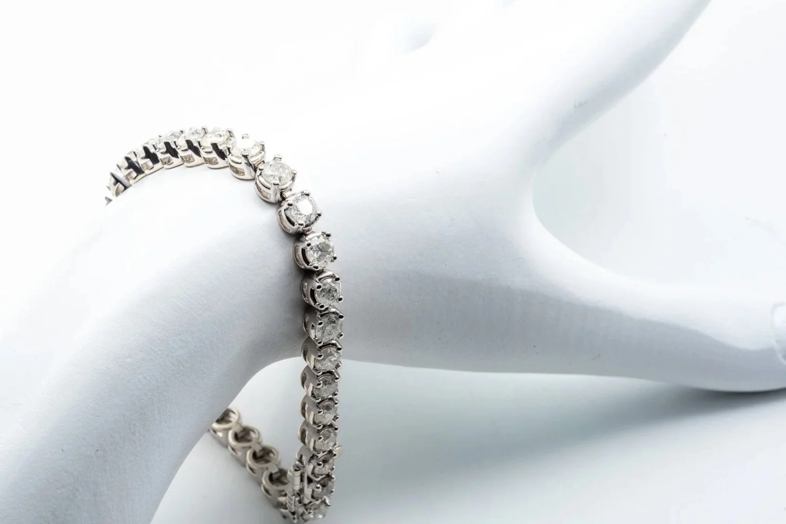 (W)White Gold Round Brilliant Cut Diamond Tennis Bracelet