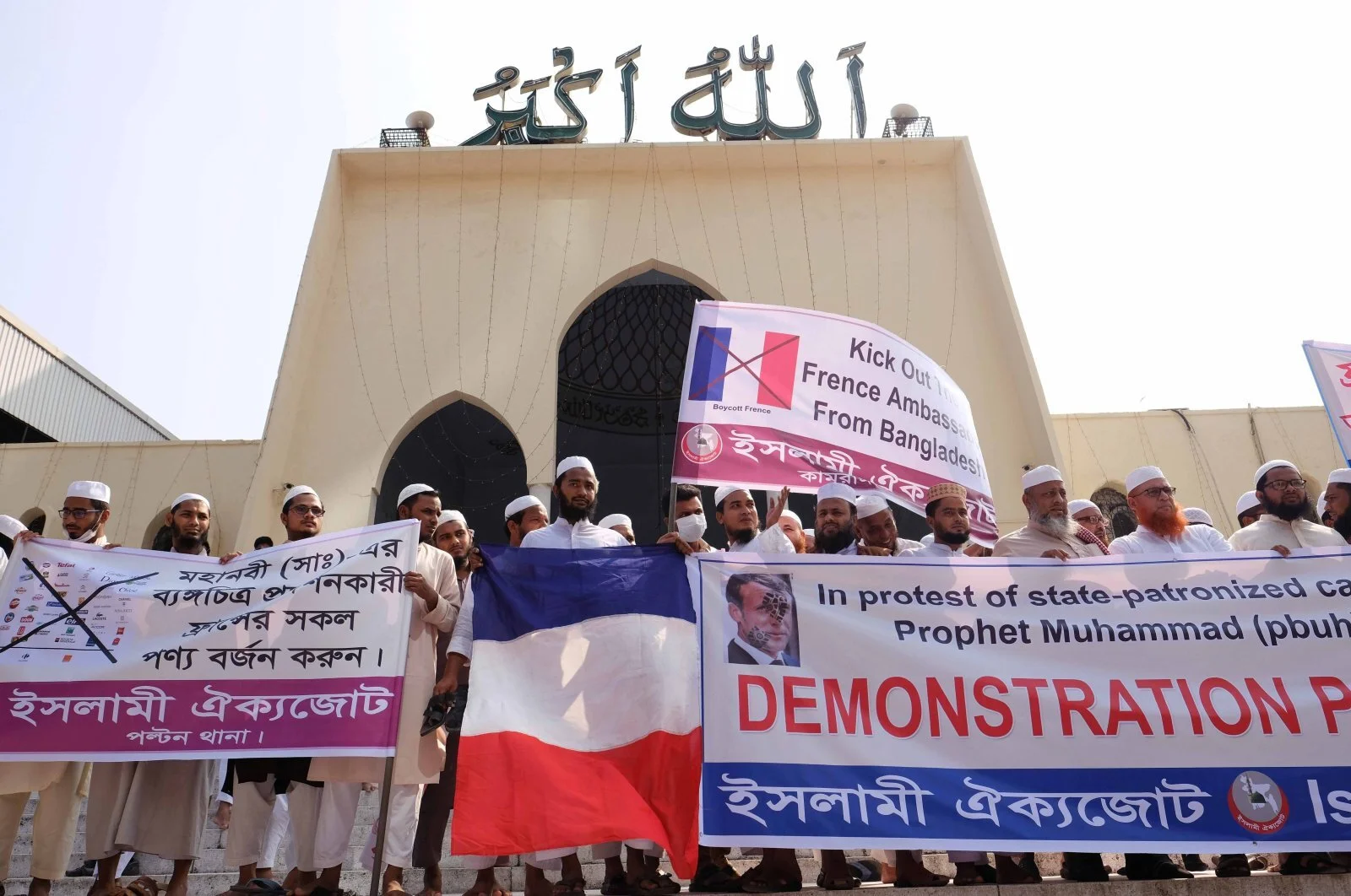 Faransiiska oo cadaadis saaray hayad samafal oo Muslim ah.