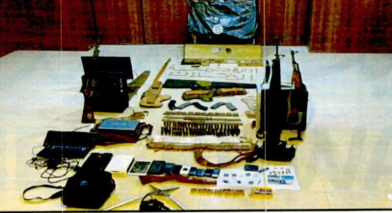 KUWEEYT OO GACANTA KU DHIGTAY….