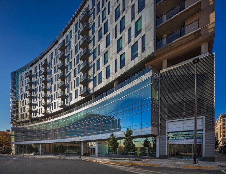 novo_exterior_curved_facade_day.jpg