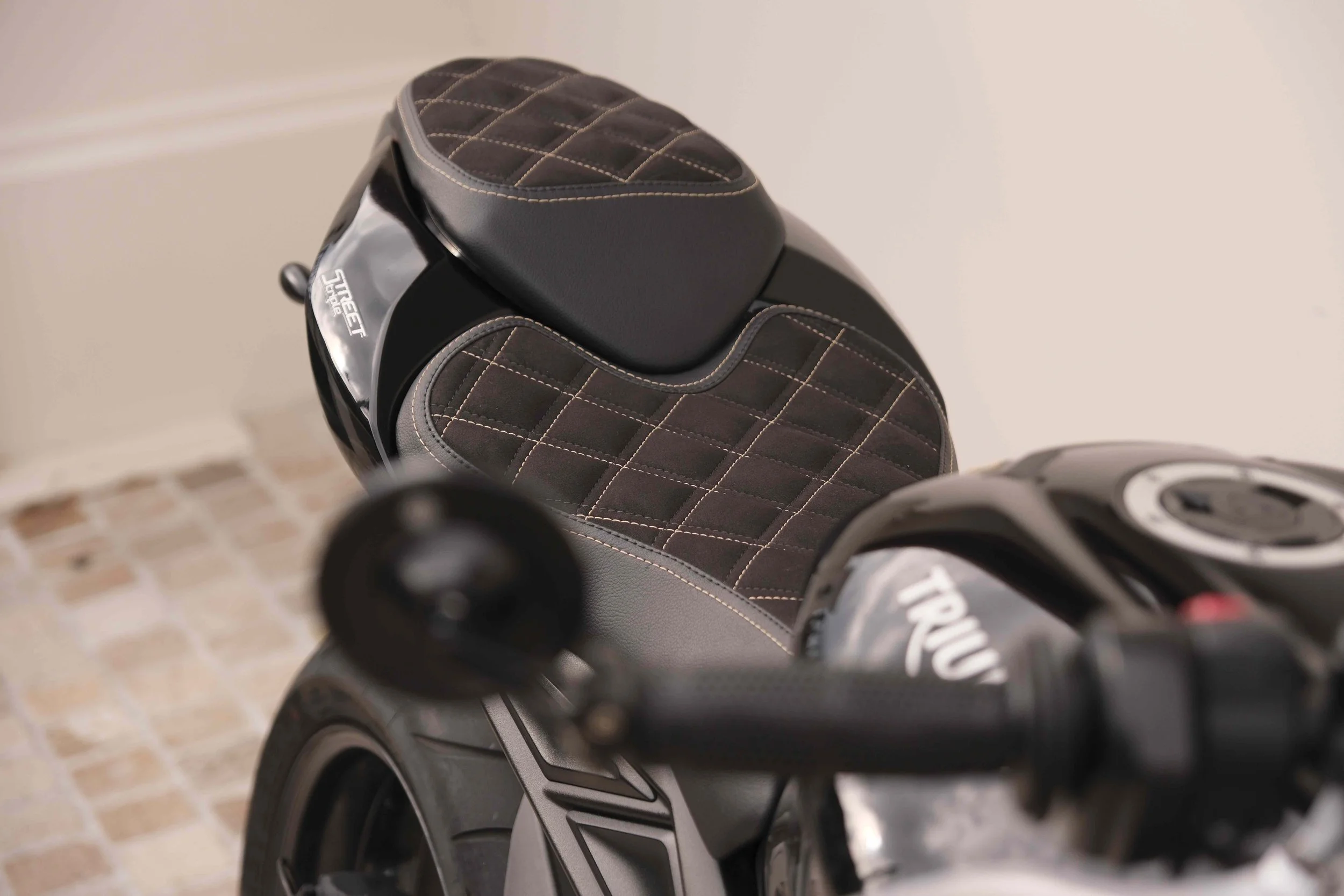 Erstaunlich Triumph Trident 660 Sitzbank Bild
