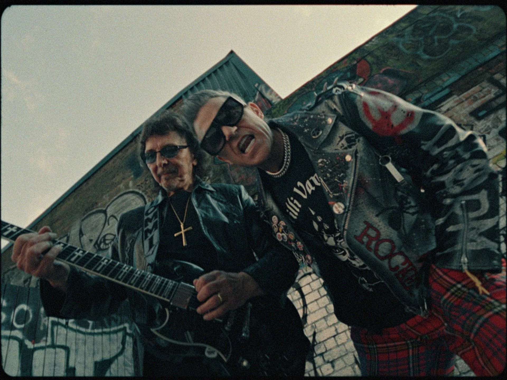 Robbie Williams - Rocket ft Tony Iommi

Had an absolute blast on this one!

Director @charlielightening
Producer @emjath

DOP @lighteningcamera
 Editor @charliefrance_videoeditor

Production Manager @colettedegrazia
 Cam Ops
@ilpablo
@louisfoster_
@s