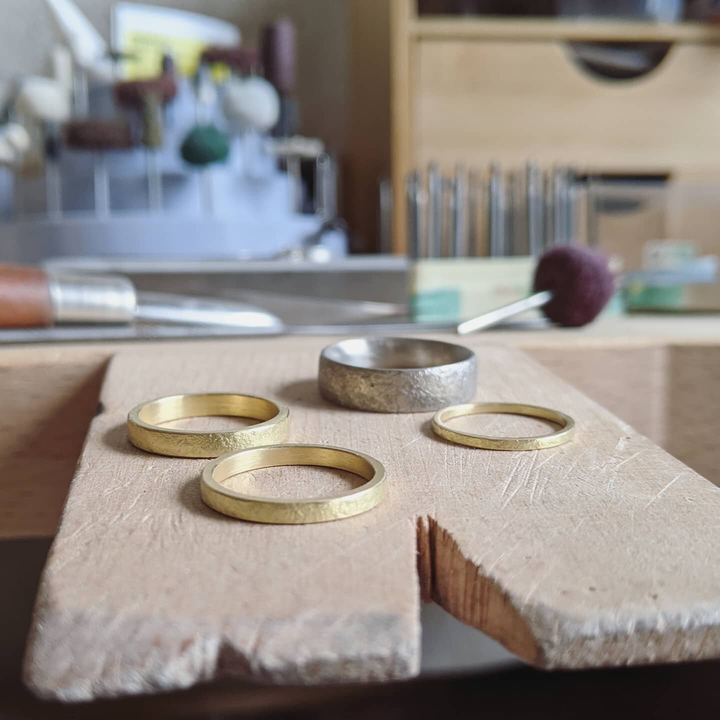 18ct yellow and white gold hammer textured wedding rings. 18ct gold is such a dream to work with 😍

#recycledgold #alternativebridal #handmadeweddingrings #scottishwedding #textures #roughluxe #scottishjeweller #lifeofajeweller #stoneage