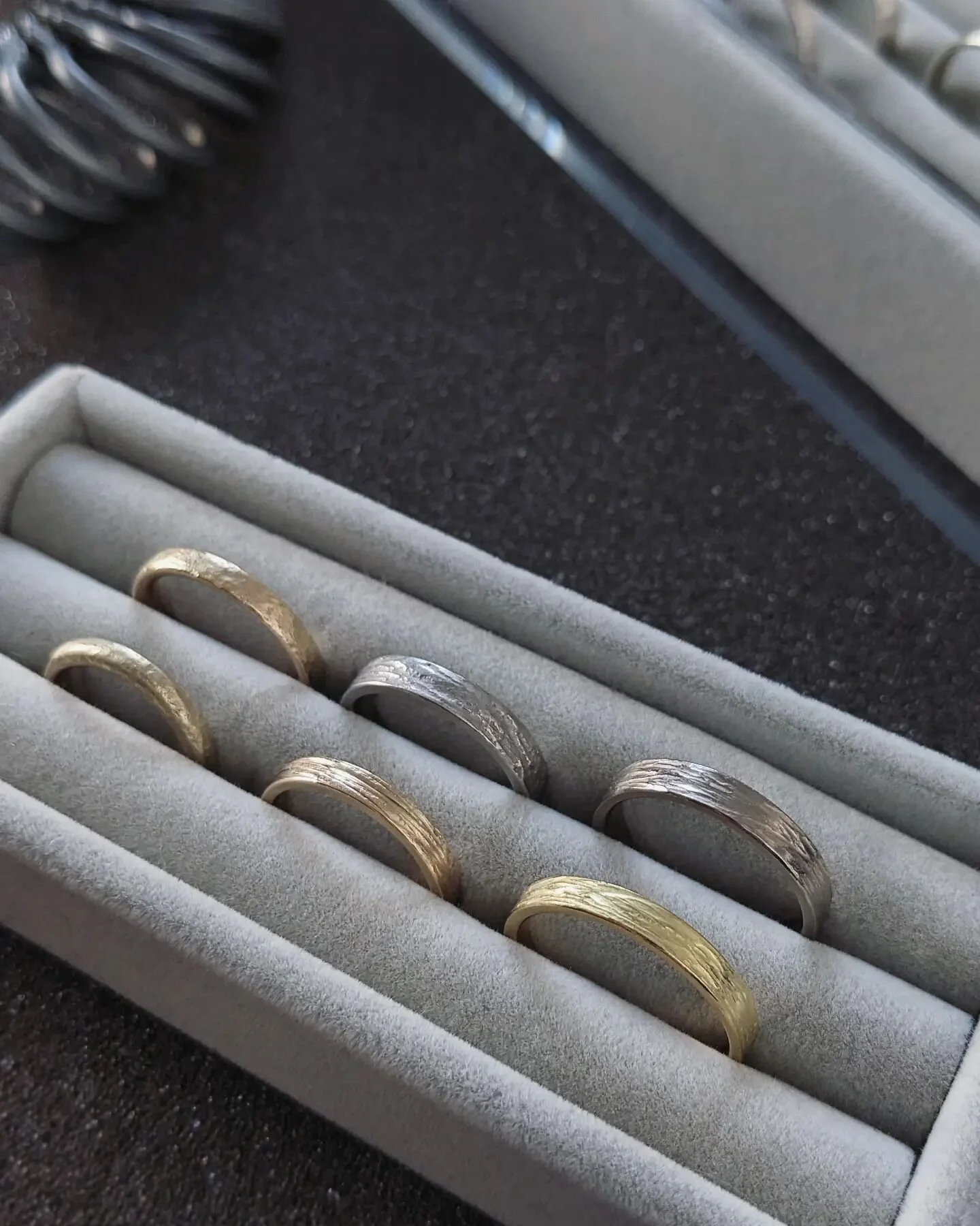 Lovely chats at my last Saturday studio appointments of the year. Can't wait to get started on so many rings in the new year... But for now there's the last few Christmas parcels heading off on Monday to be wrapped up 🎁 

Thank you so much for your 