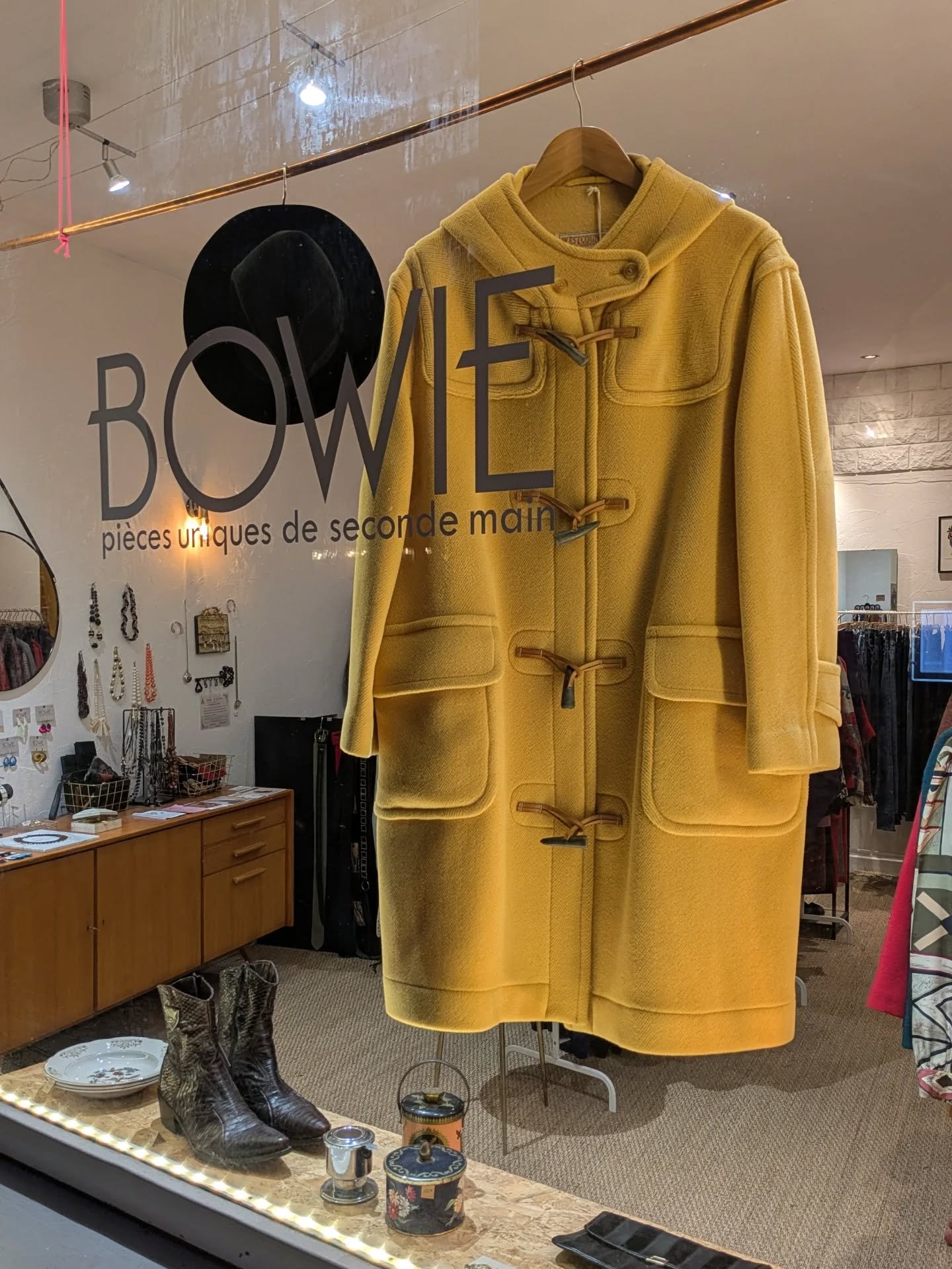 Un classique dans un coloris qui l'est beaucoup moins ! Duffle-coat made in England - Taille L - 100% laine jaune citron - &Eacute;tat neuf // DISPO