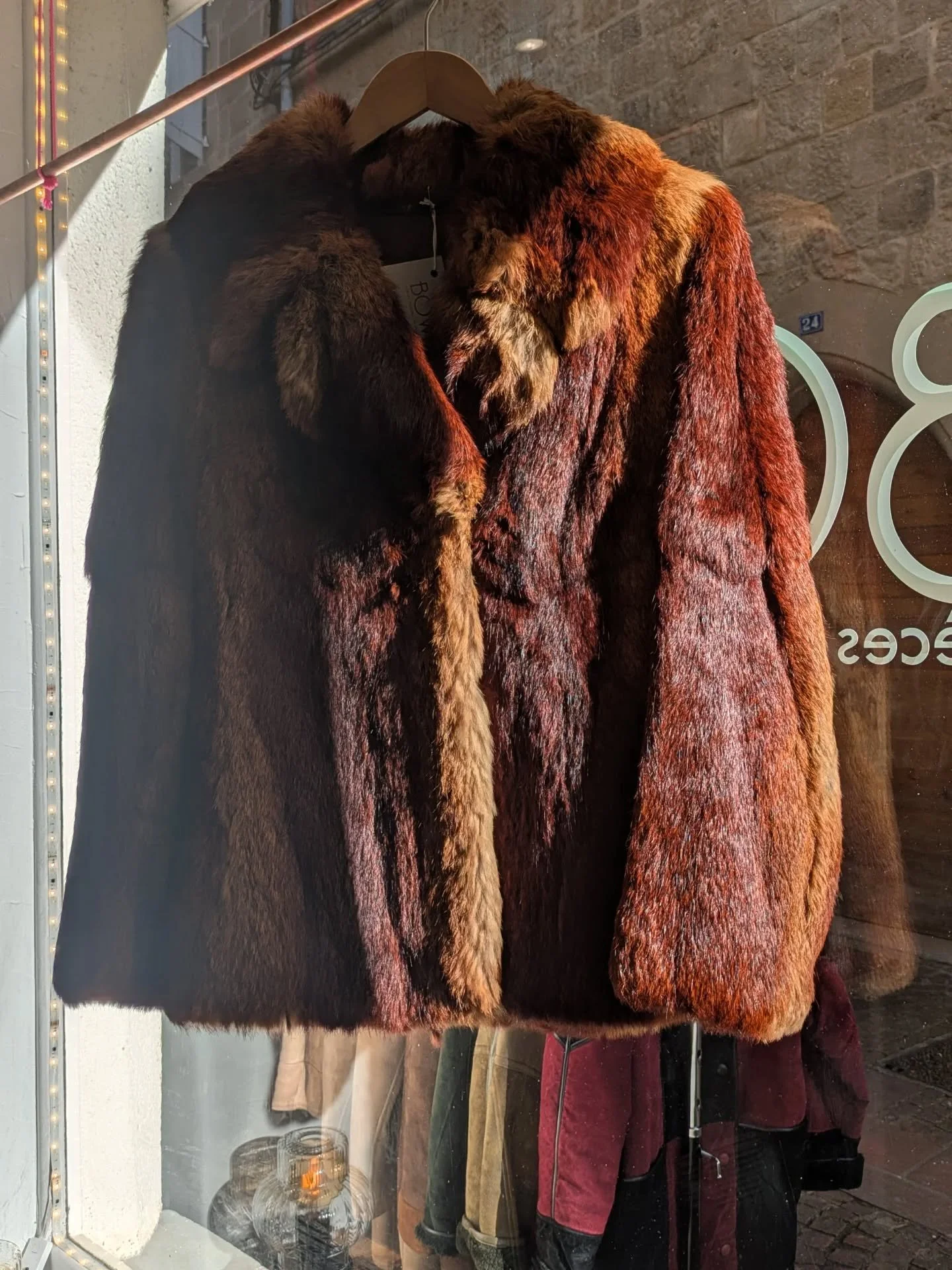 Manteau court 70's en vrai renard.
Taille S/M - 115&euro; au lieu de 145&euro; jusqu'au 28/02 ✨