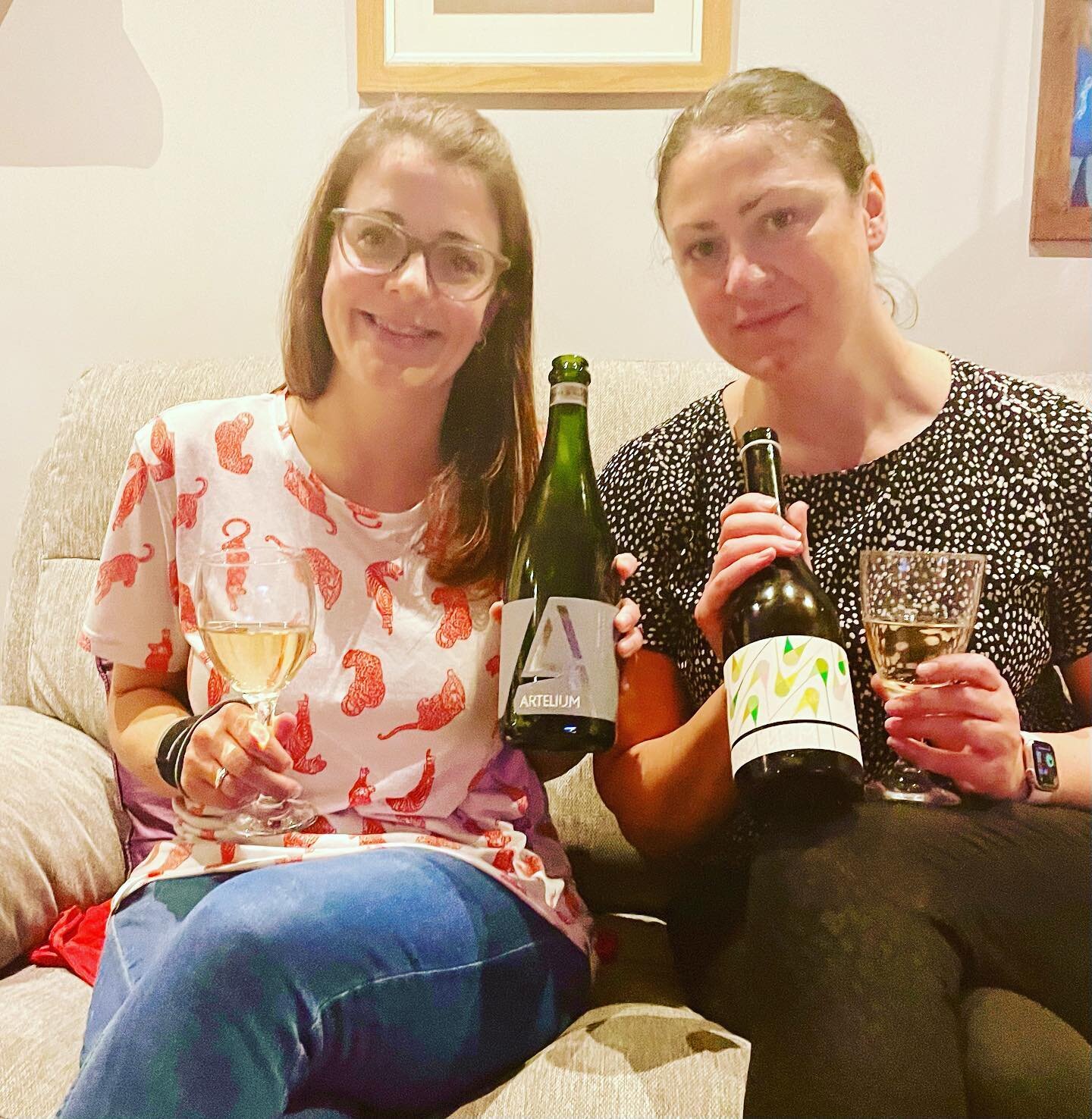 Enjoyed sampling a couple of the @arteliumwine wines with @lydiaharrisonmw this evening.
Blanc de Blancs sparkling and White Pinot Noir.

#artelium #englishwine #blancdeblancs #pinotnoir