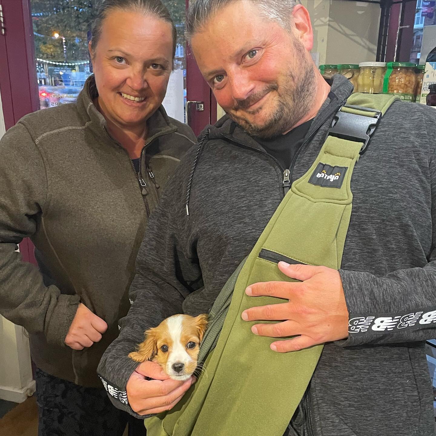 Worth staying at work late when @ebrenne and @artdeptgman come by to say hello with their new puppy Luna. Adorable 🥰 🐶 

#puppy #puppiesofinstagram #puppiesofinsta #cavapoo