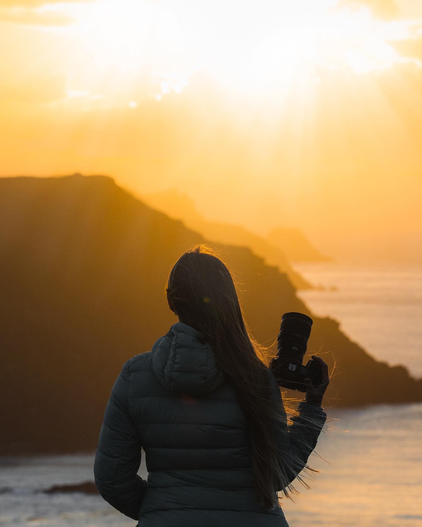 Sunset views of Skomer Island ☀️ 

Tip: If you want the best view of Skomer Island without visiting the island itself, head to Deer Park. This wild headland sits at the end of the Marloes Peninsula and is next to the tiny port where the boats depart 