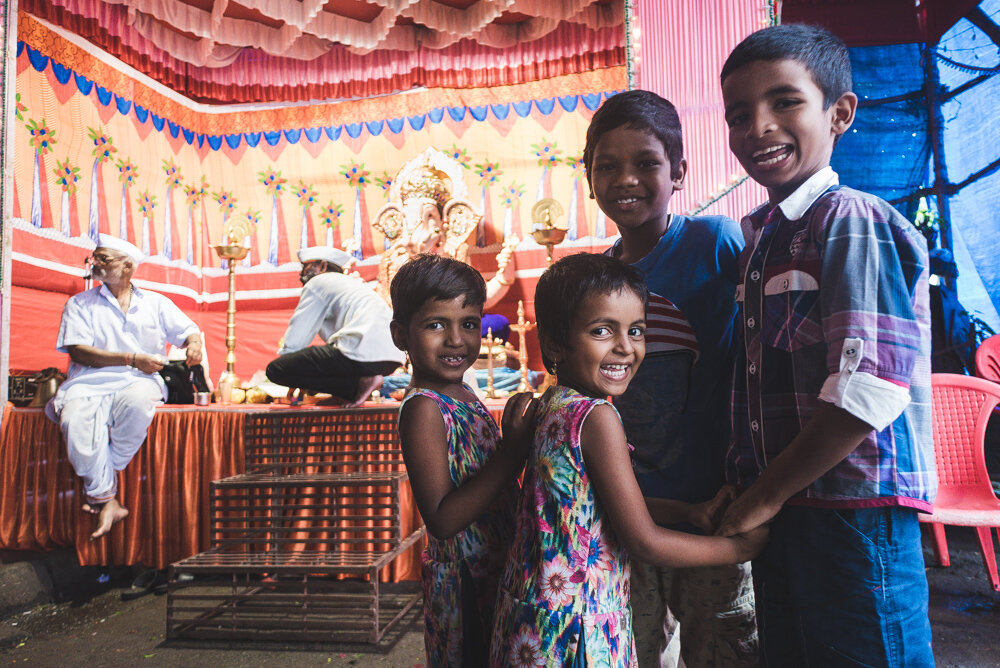 bambini durante i preparativi del Ganesh Festival