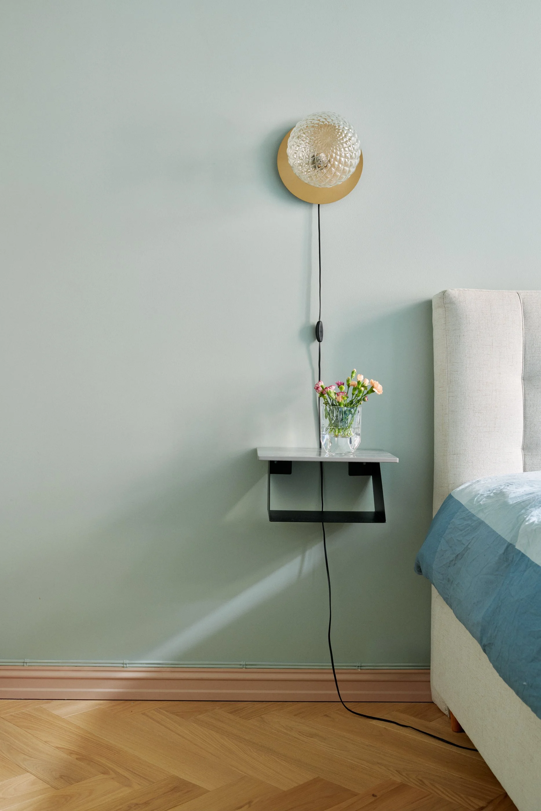 Fotostyling av soverom før boligsalg, med fokus på lys, ro og et innbydende førsteinntrykk.