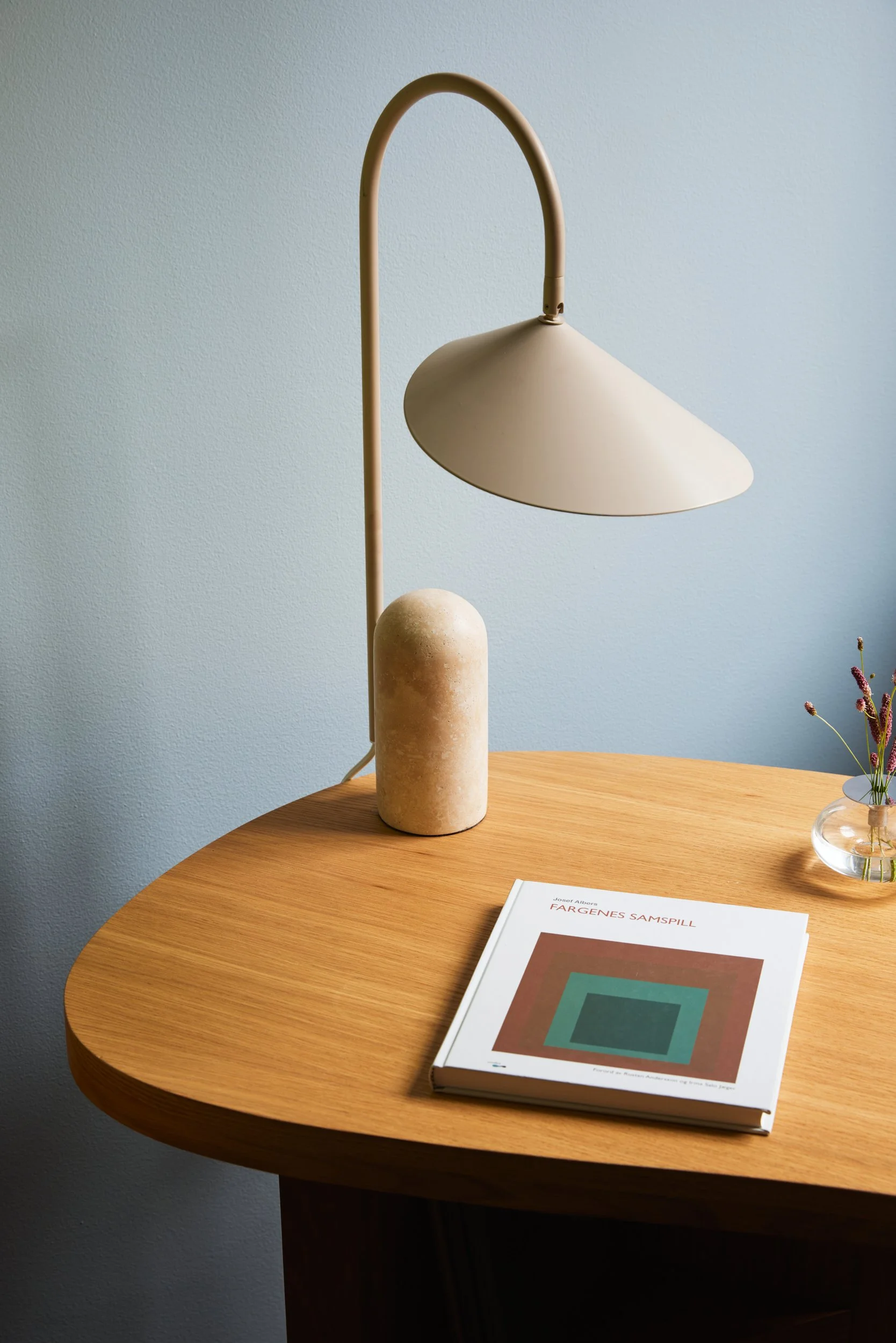 Detaljbilde fra fotostyling før boligsalg, med utvalgte objekter som understreker stemning, helhet og kvalitet.