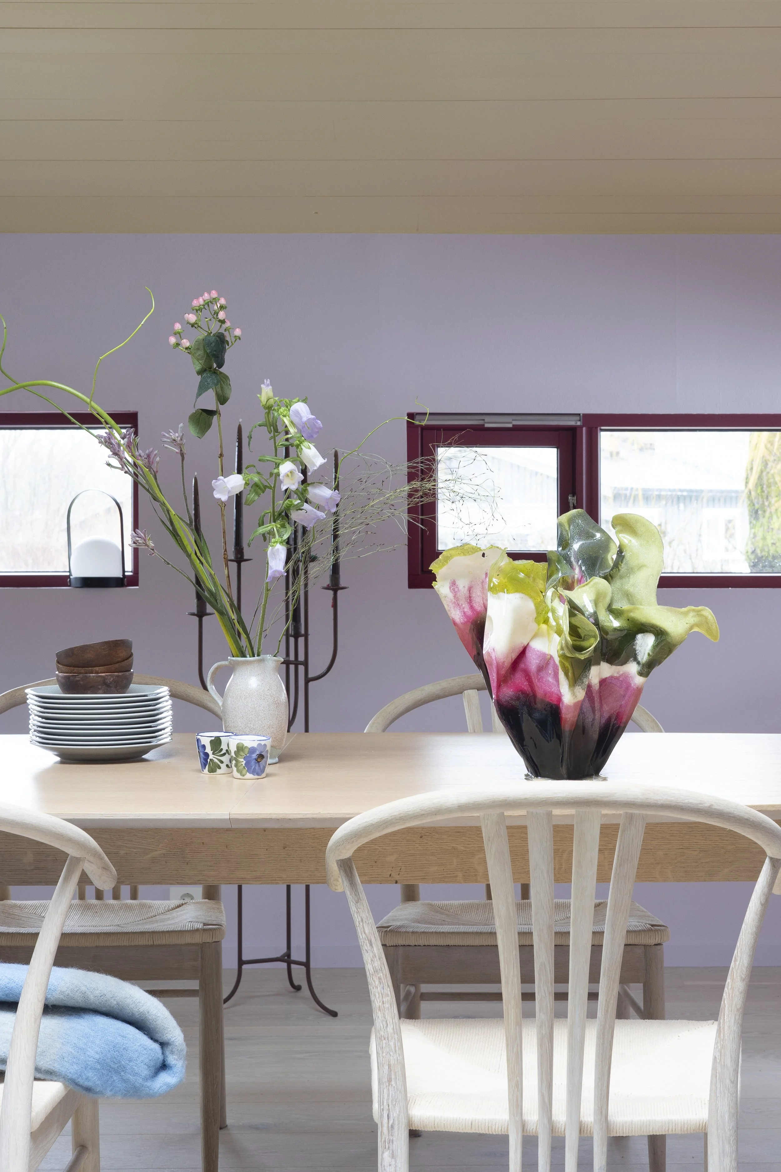 Fotostylet spiseplass klargjort for boligfoto og visning, med blomster og detaljer som gir en helhetlig presentasjon.