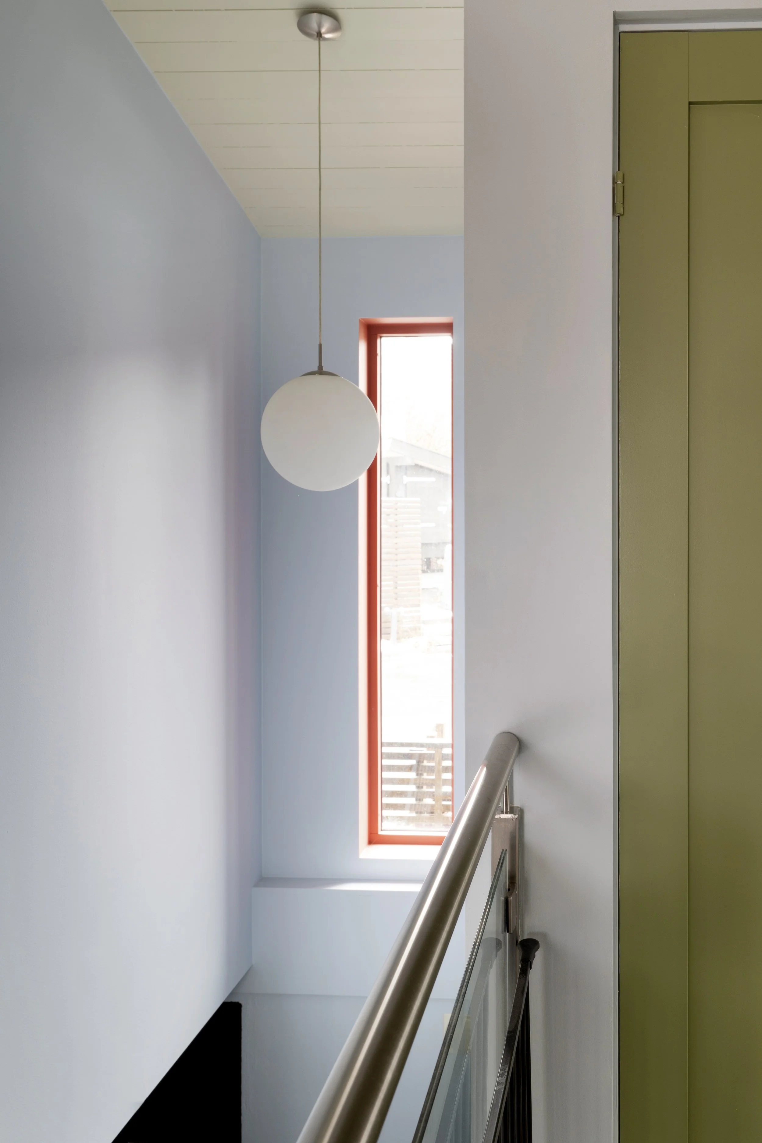 Interiørdetalj fra fotostylet bolig, der farger, lys og arkitektur fremhever boligens særpreg.