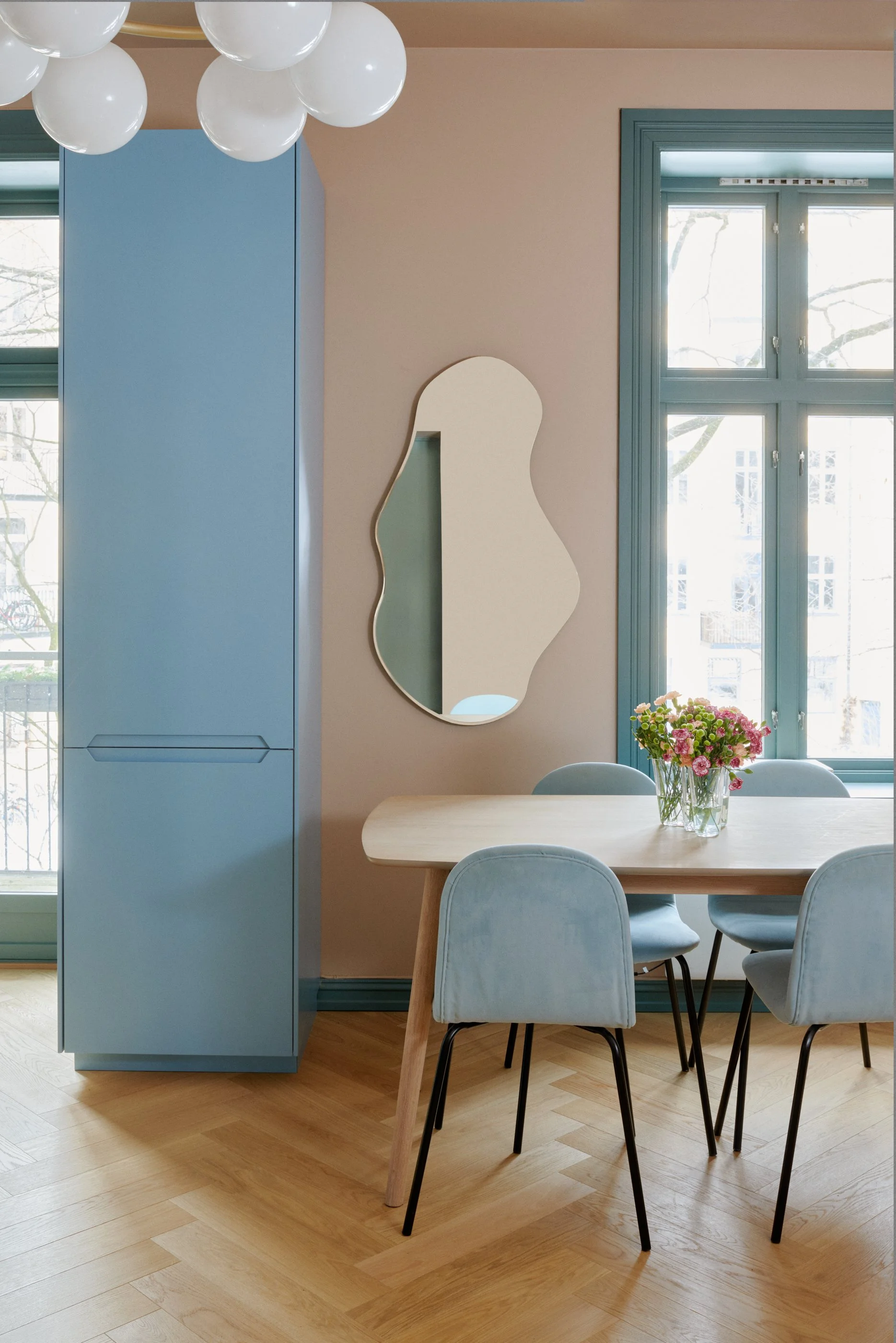 Fotostyling av spiseplass før boligsalg, der lys, farger og detaljer fremhever rommets kvaliteter.