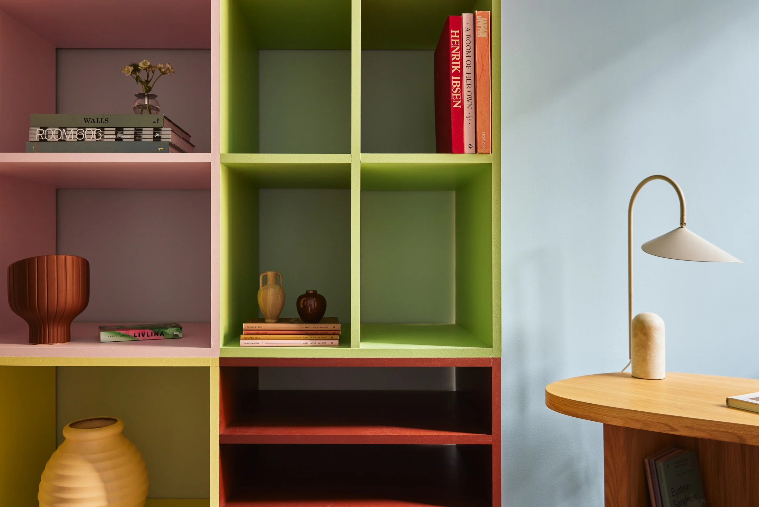 Detalj fra fotostyling før boligsalg, med farger, objekter og interiør som skaper en helhetlig boligpresentasjon.