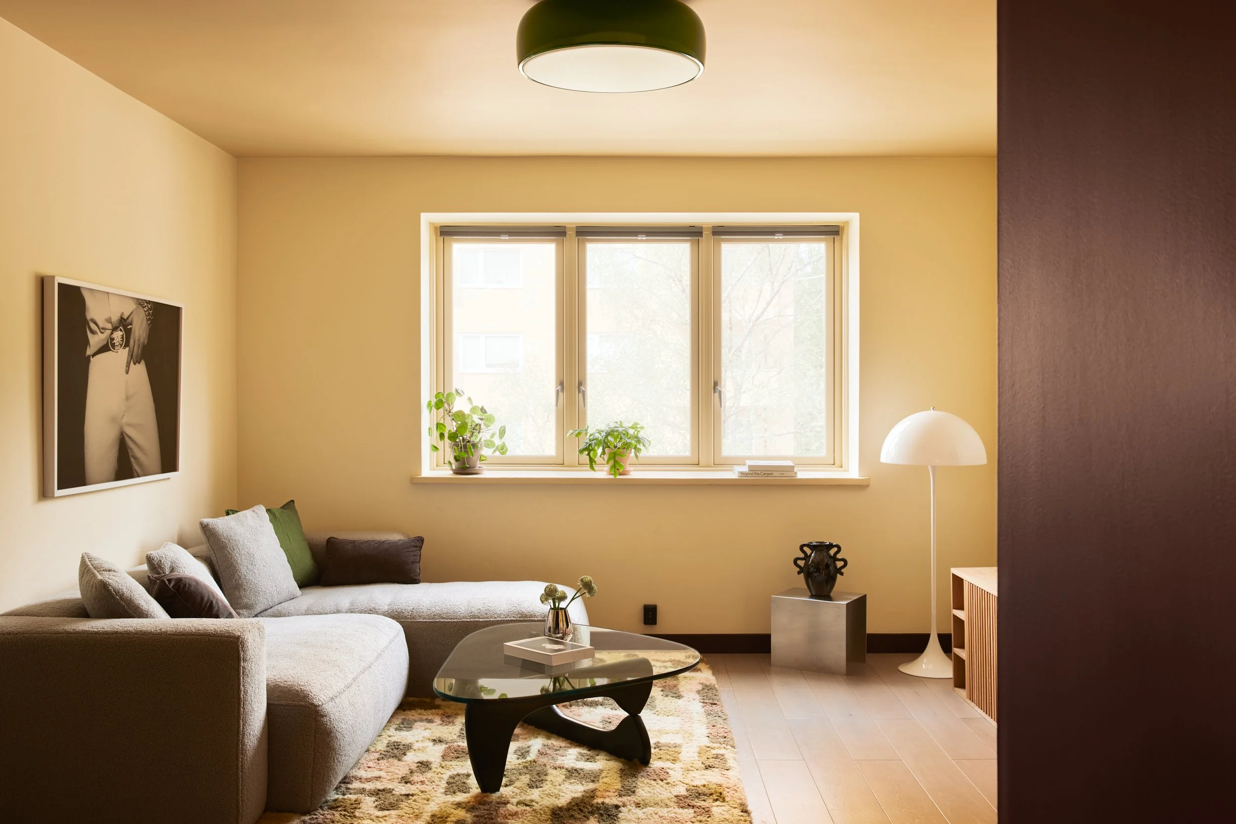 Fotostyling av stue før boligsalg, med fokus på romfølelse, lys og et innbydende førsteinntrykk.