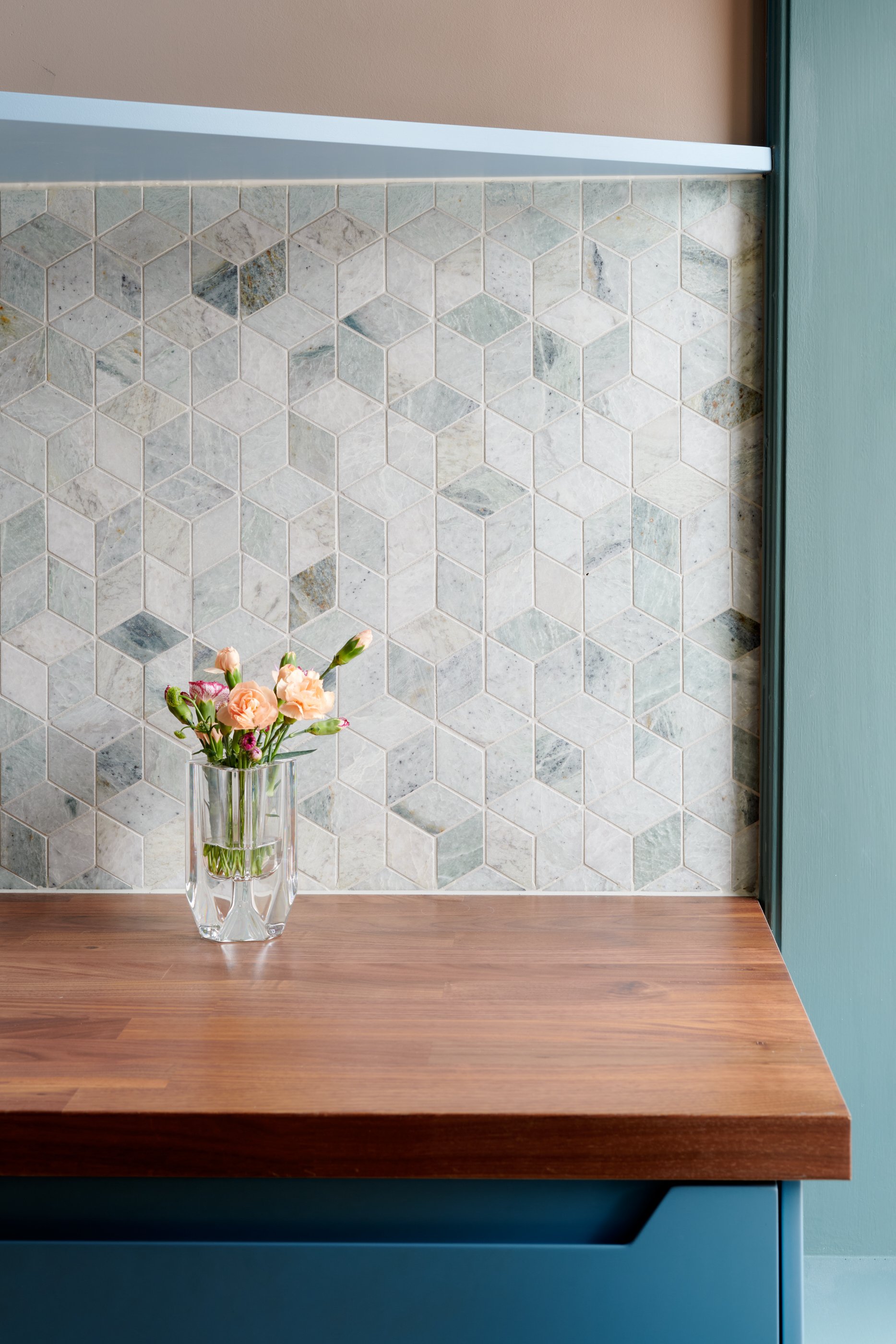 Interiørdetalj fra fotostyling før visning, med blomster og materialer som understreker stemning, kvalitet og helhet.