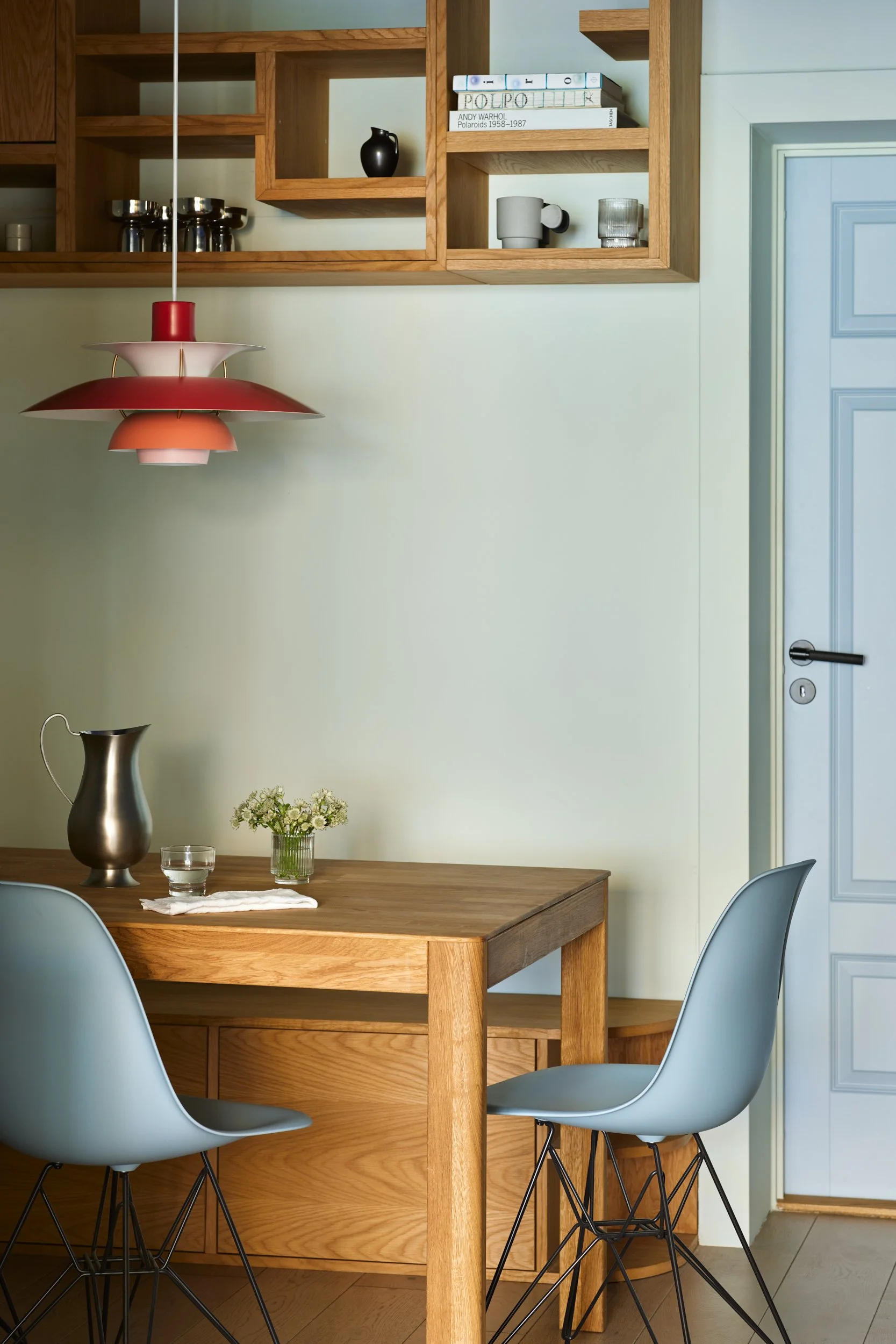 Fotostyling av kjøkken og spiseplass, klargjort for foto, visning og en helhetlig boligpresentasjon.