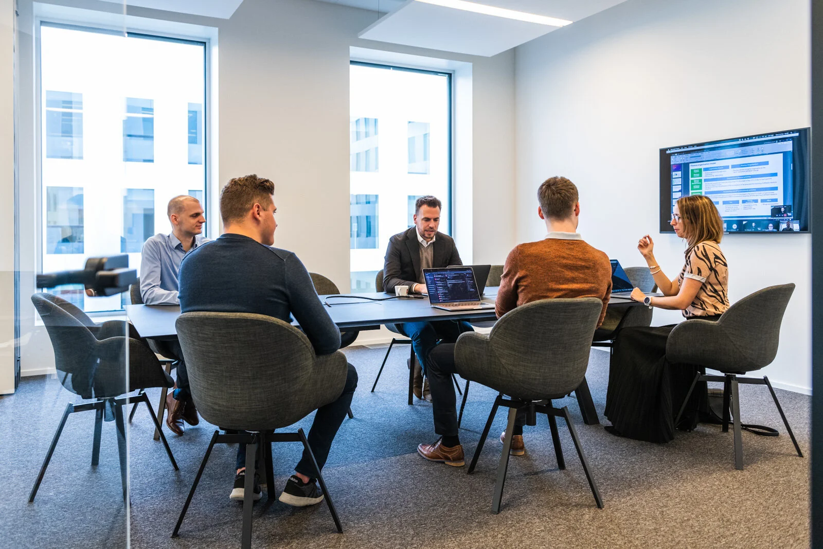 Voor de vernieuwing van hun bedrijfswebsite deed service- en security intelligence partner van Proximus, Davinsi Labs beroep op freelance fotograaf Jeroen Willems. We kozen voor een ongedwongen bedrijfsreportage met kleurrijke professionele foto's en