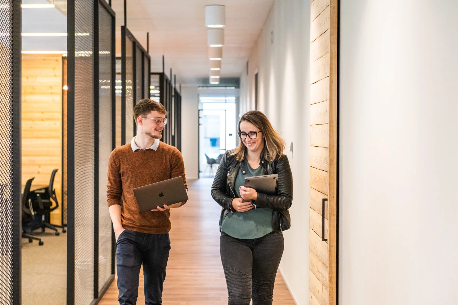 Voor de vernieuwing van hun bedrijfswebsite deed service- en security intelligence partner van Proximus, Davinsi Labs beroep op freelance fotograaf Jeroen Willems. We kozen voor een ongedwongen bedrijfsreportage met kleurrijke professionele foto's en