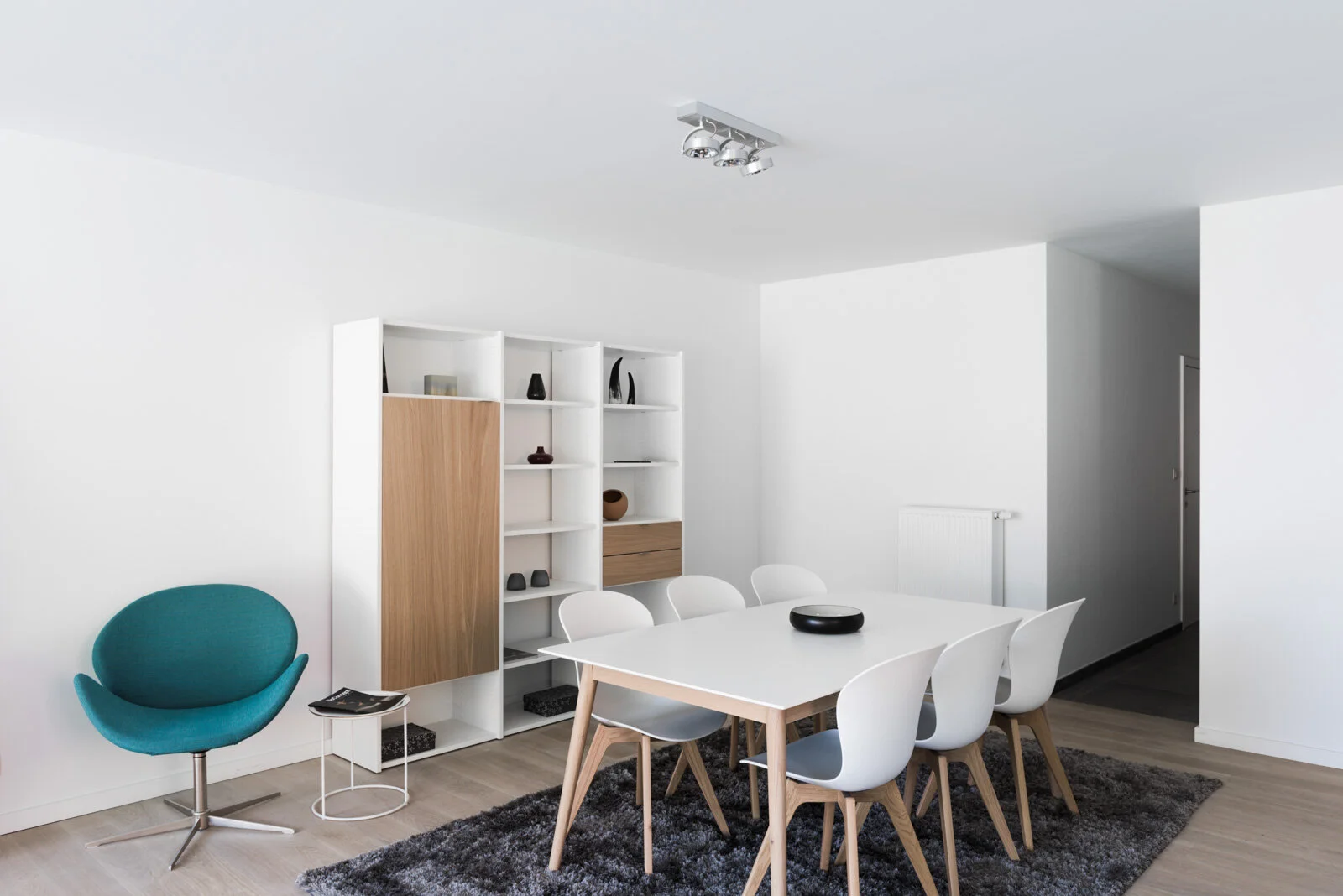 Voor vastgoedcommunicatiebureau Hooox trekt professioneel fotograaf Jeroen Willems er geregeld op uit om interieurbeelden en architectuurfoto's te maken van de realisaties van klanten zoals Redwood en BVI group