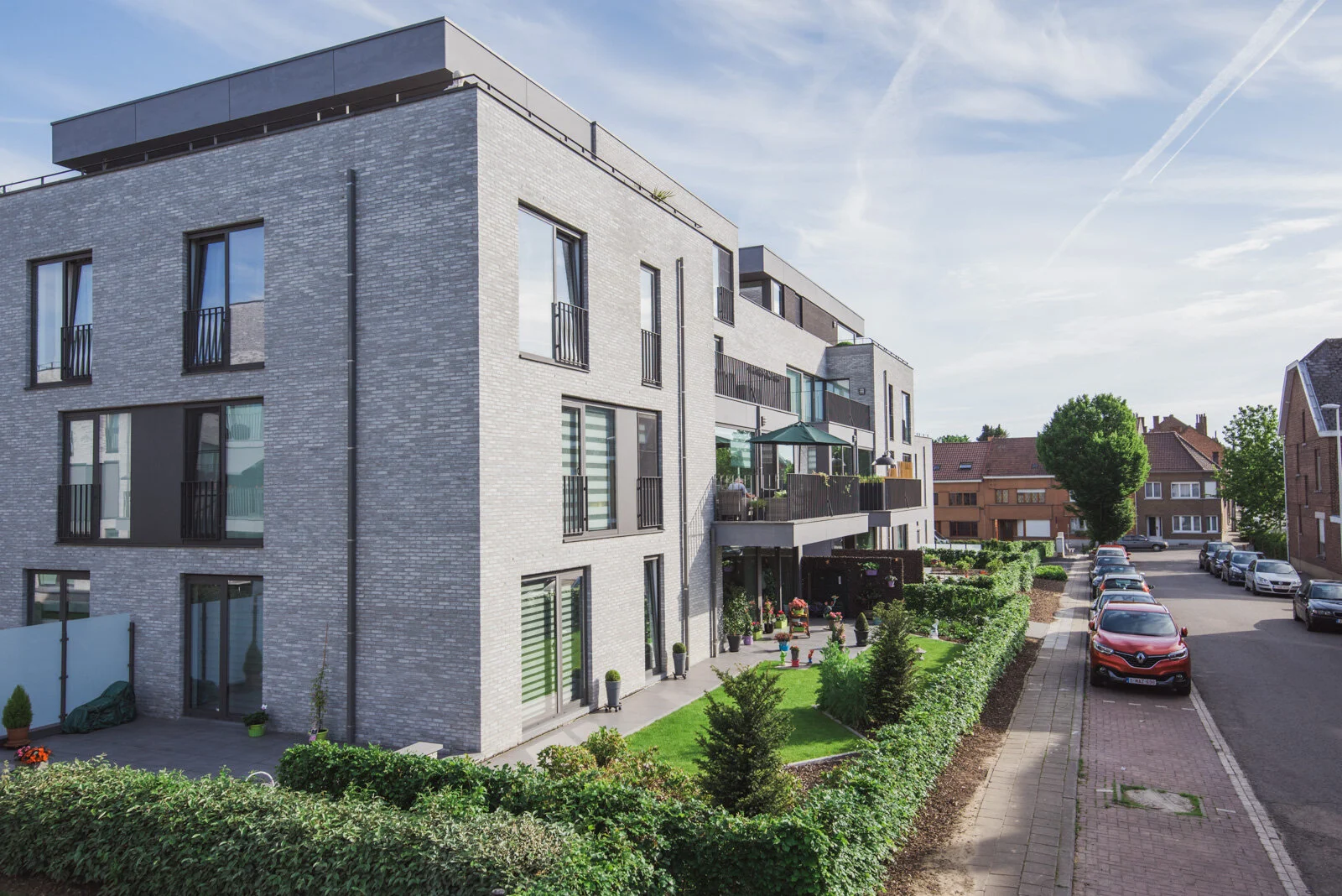 Voor vastgoedcommunicatiebureau Hooox trekt professioneel fotograaf Jeroen Willems er geregeld op uit om interieurbeelden en architectuurfoto's te maken van de realisaties van klanten zoals Redwood en BVI group