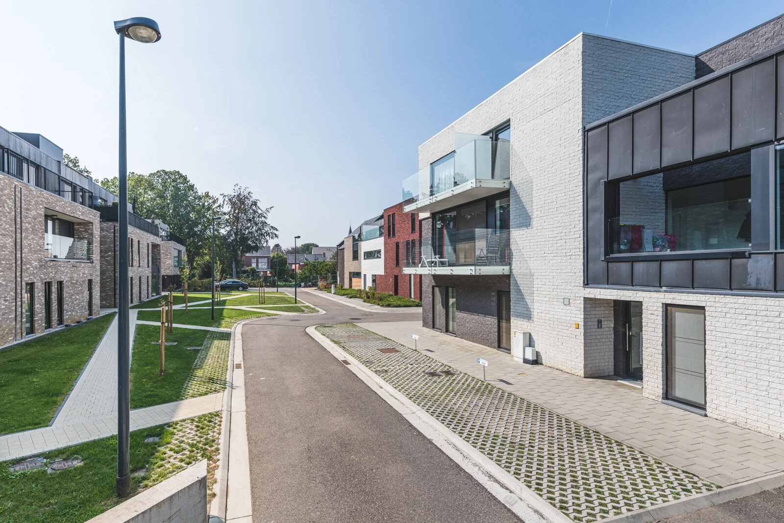 Voor vastgoedcommunicatiebureau Hooox trekt professioneel fotograaf Jeroen Willems er geregeld op uit om interieurbeelden en architectuurfoto's te maken van de realisaties van klanten zoals Redwood en BVI group